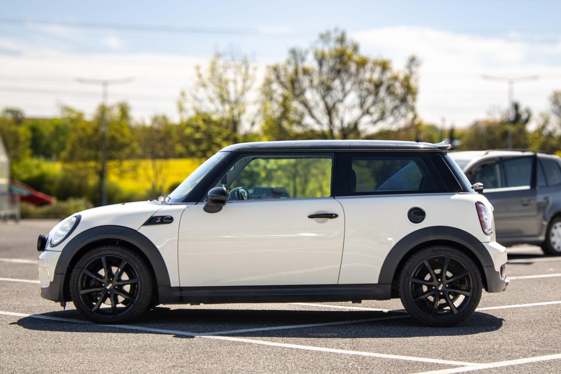 2009 MINI Cooper S, bílá hatchback, 158 491 km