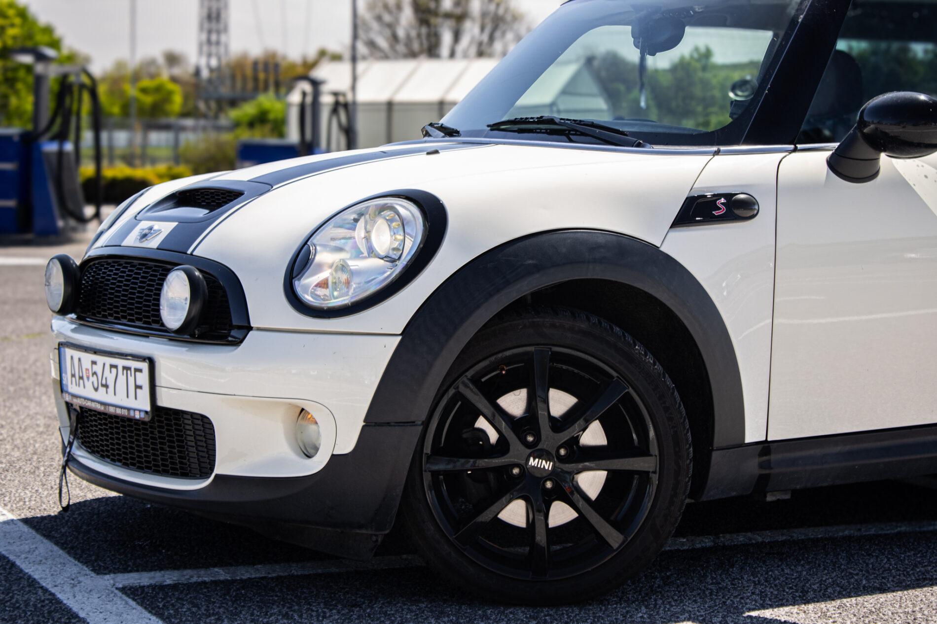 2009 MINI Cooper S, bílá hatchback, 158 491 km