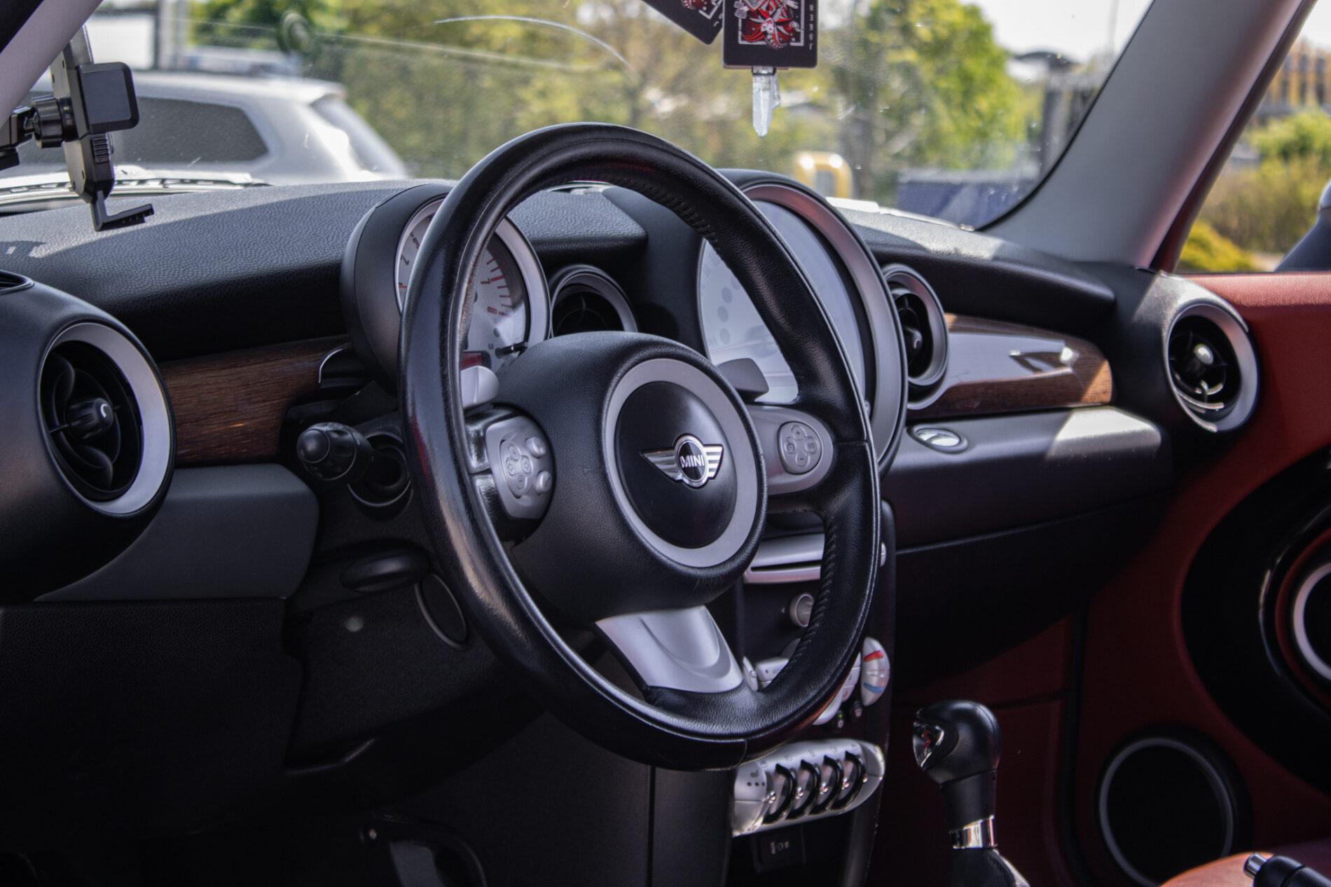 2009 MINI Cooper S, bílá hatchback, 158 491 km