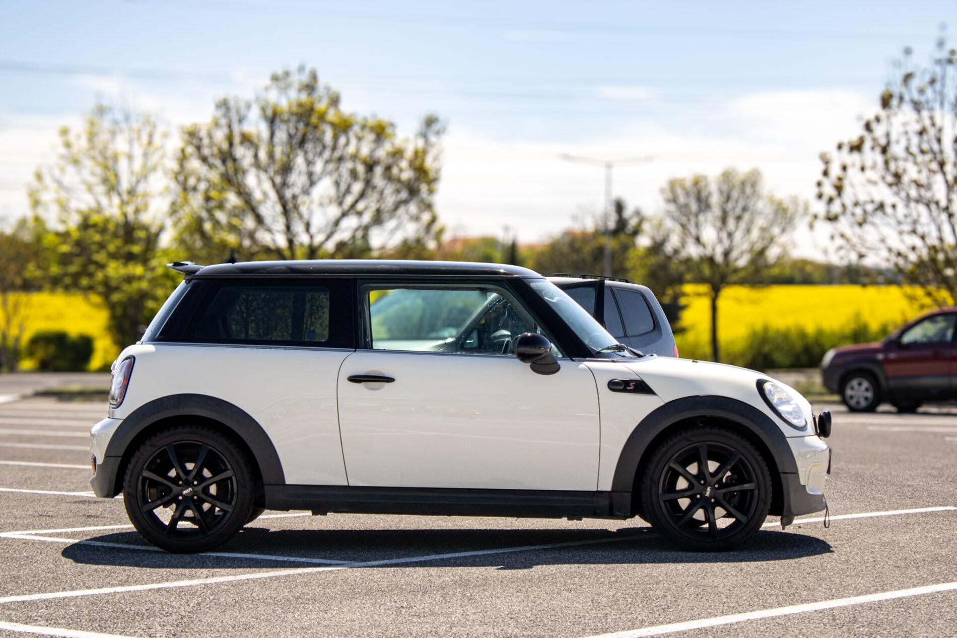 2009 MINI Cooper S, bílá hatchback, 158 491 km