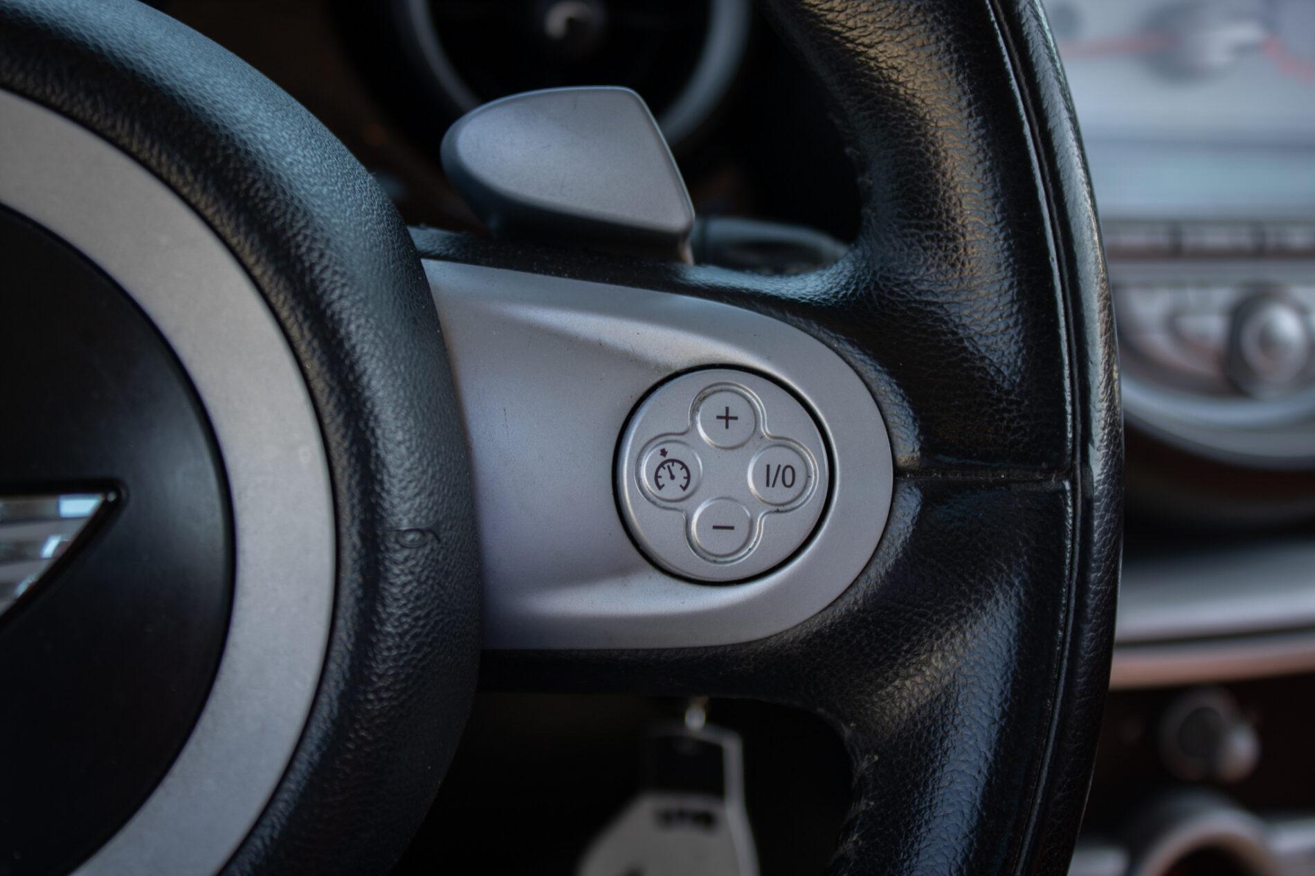2009 MINI Cooper S, bílá hatchback, 158 491 km