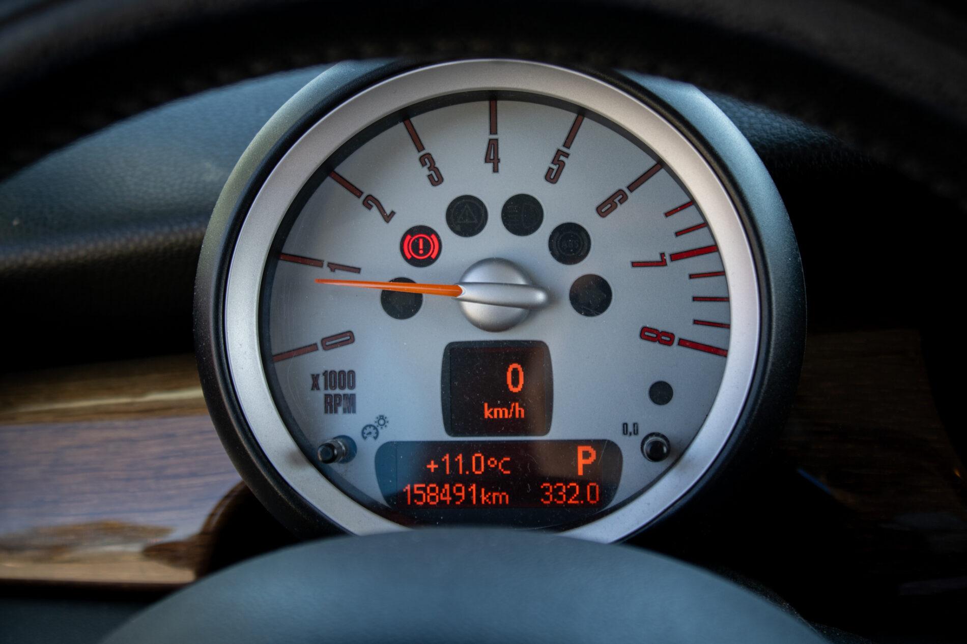 2009 MINI Cooper S, bílá hatchback, 158 491 km