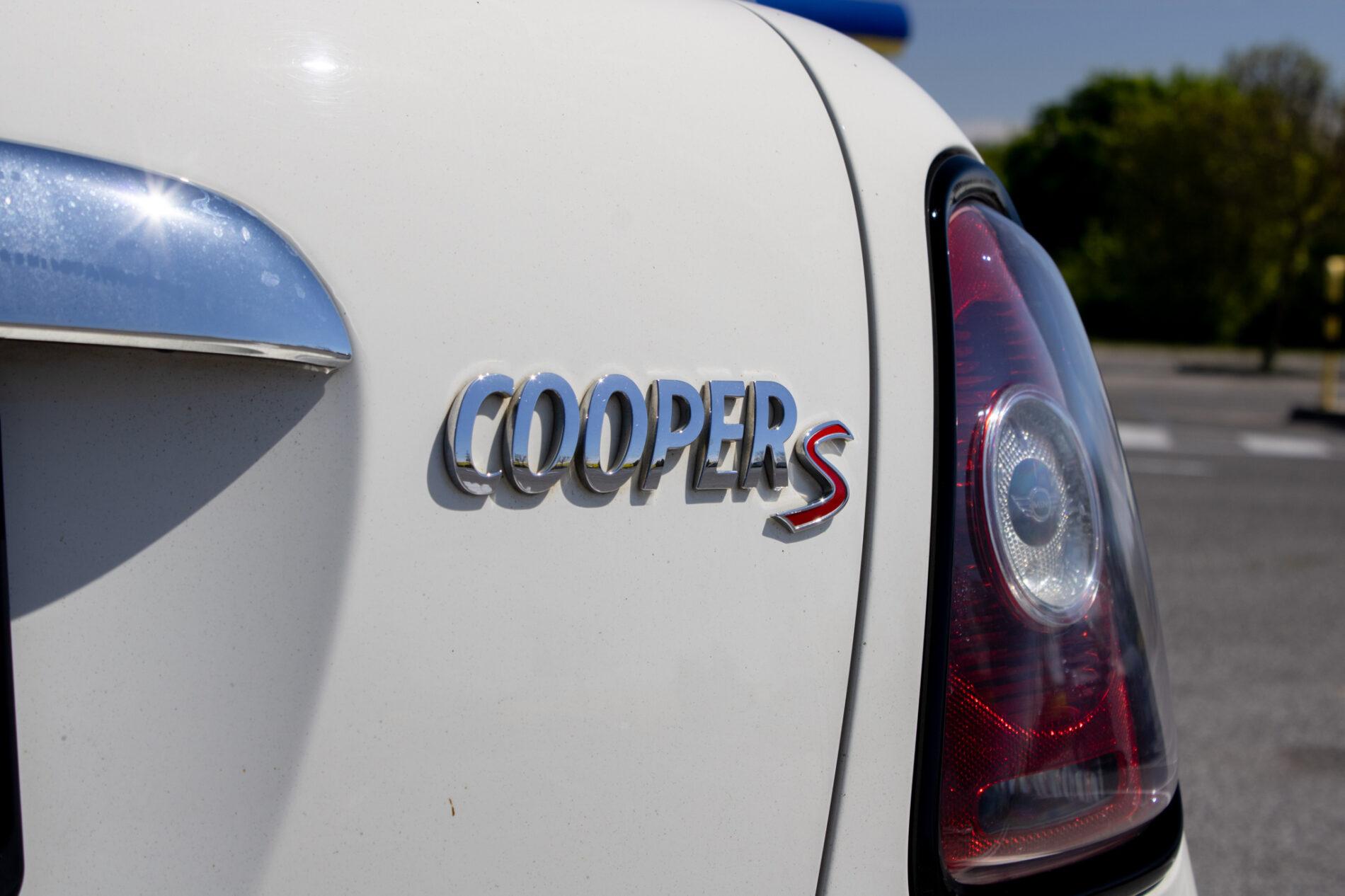 2009 MINI Cooper S, bílá hatchback, 158 491 km