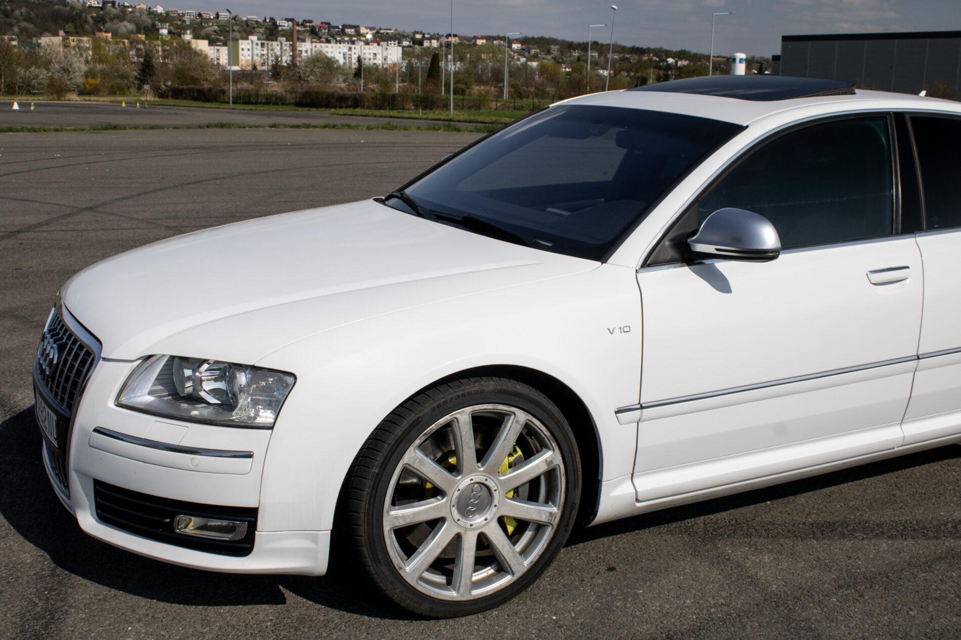 2008 AUDI S8, bílá sedan, 246 825 km
