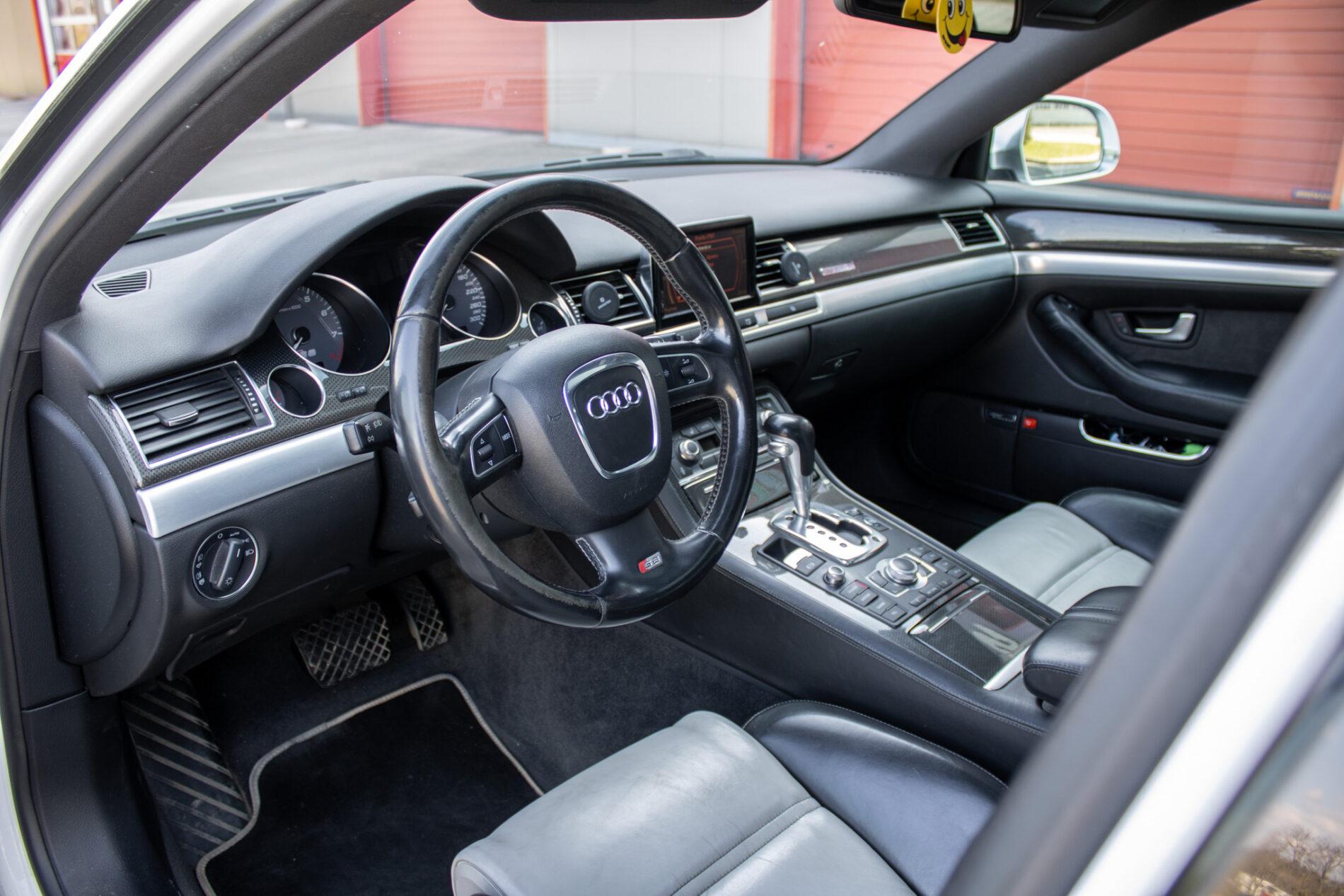 2008 AUDI S8, bílá sedan, 246 825 km
