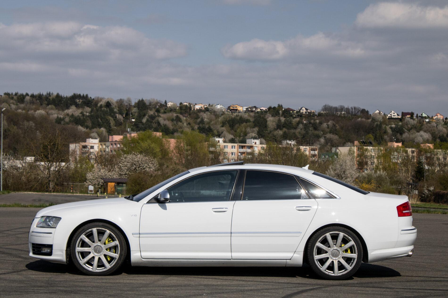 2008 AUDI S8, bílá sedan, 246 825 km
