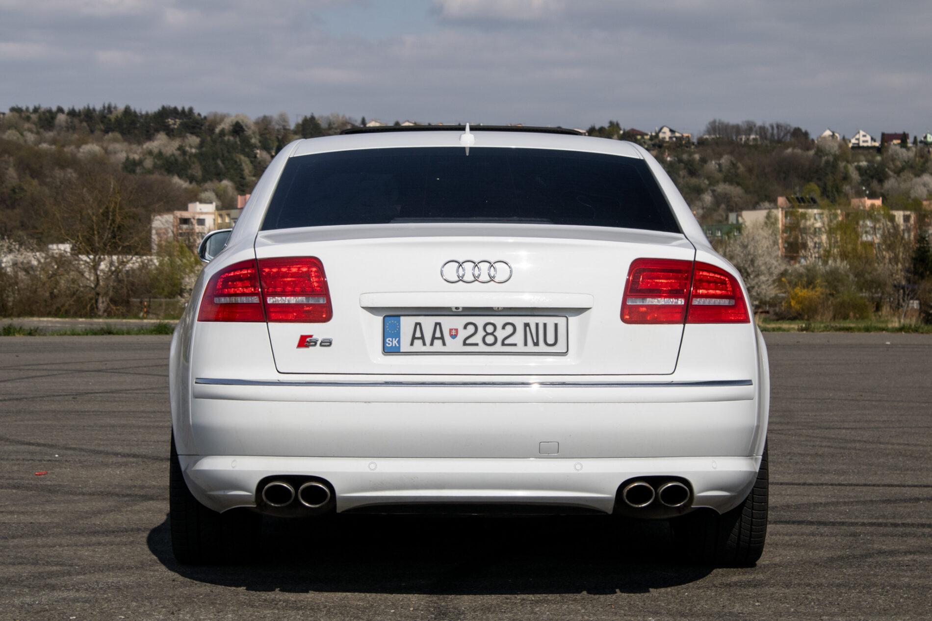 2008 AUDI S8, bílá sedan, 246 825 km