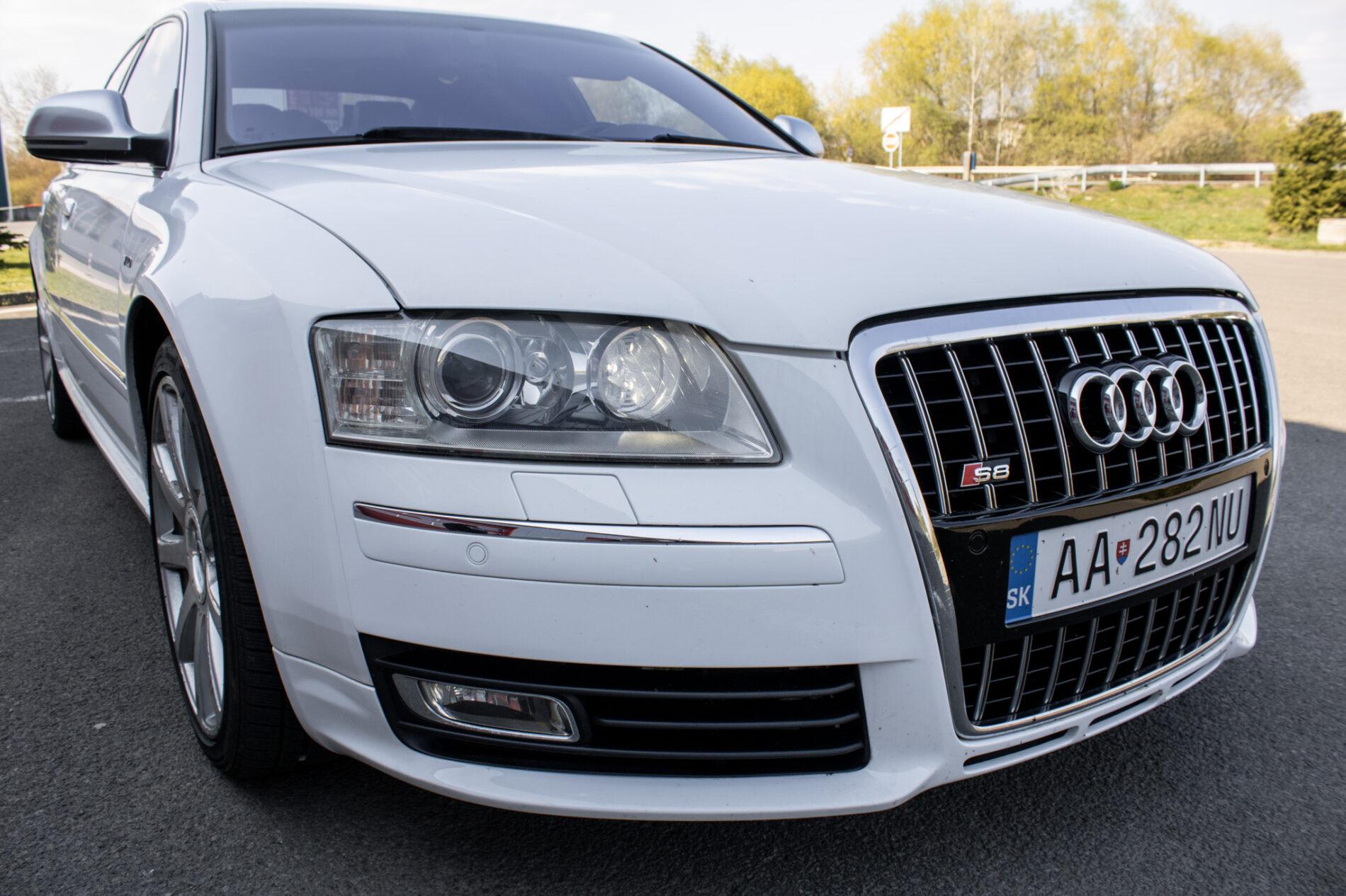 2008 AUDI S8, bílá sedan, 246 825 km