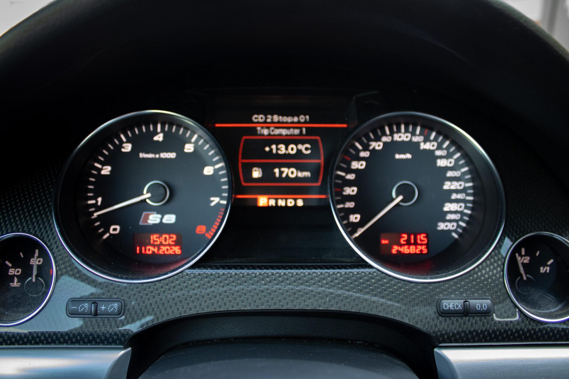 2008 AUDI S8, bílá sedan, 246 825 km