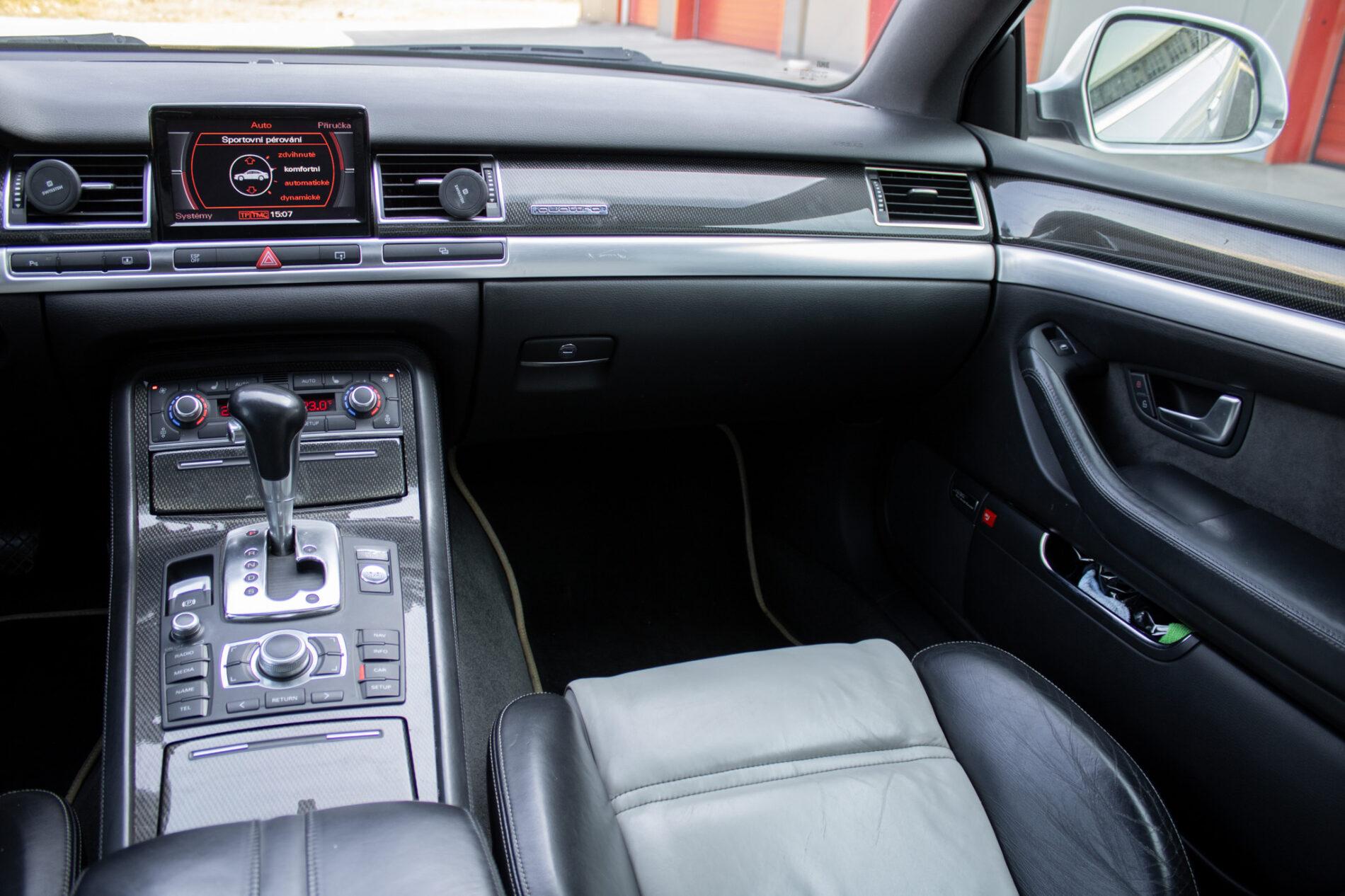 2008 AUDI S8, bílá sedan, 246 825 km