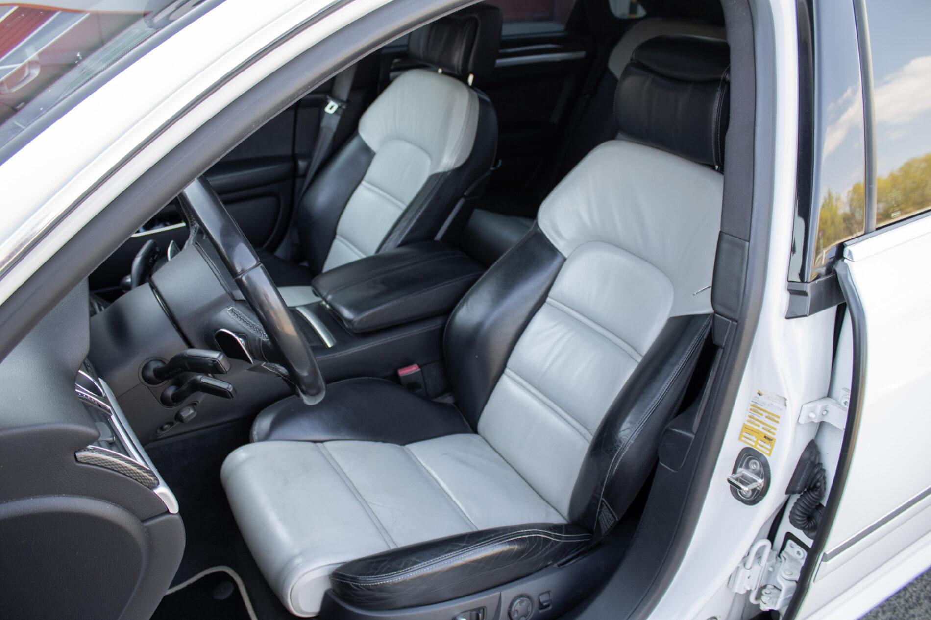 2008 AUDI S8, bílá sedan, 246 825 km