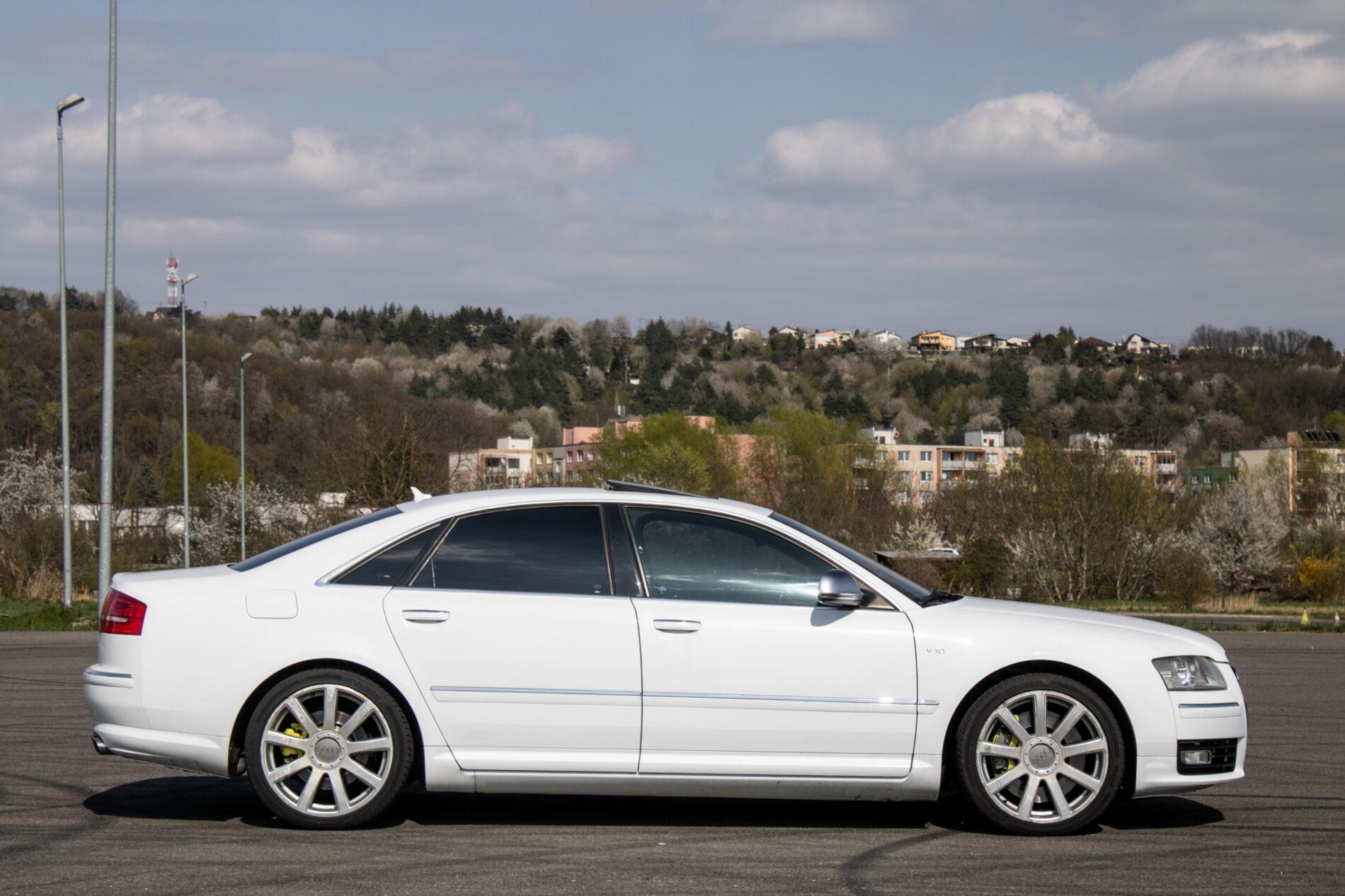 2008 AUDI S8, bílá sedan, 246 825 km
