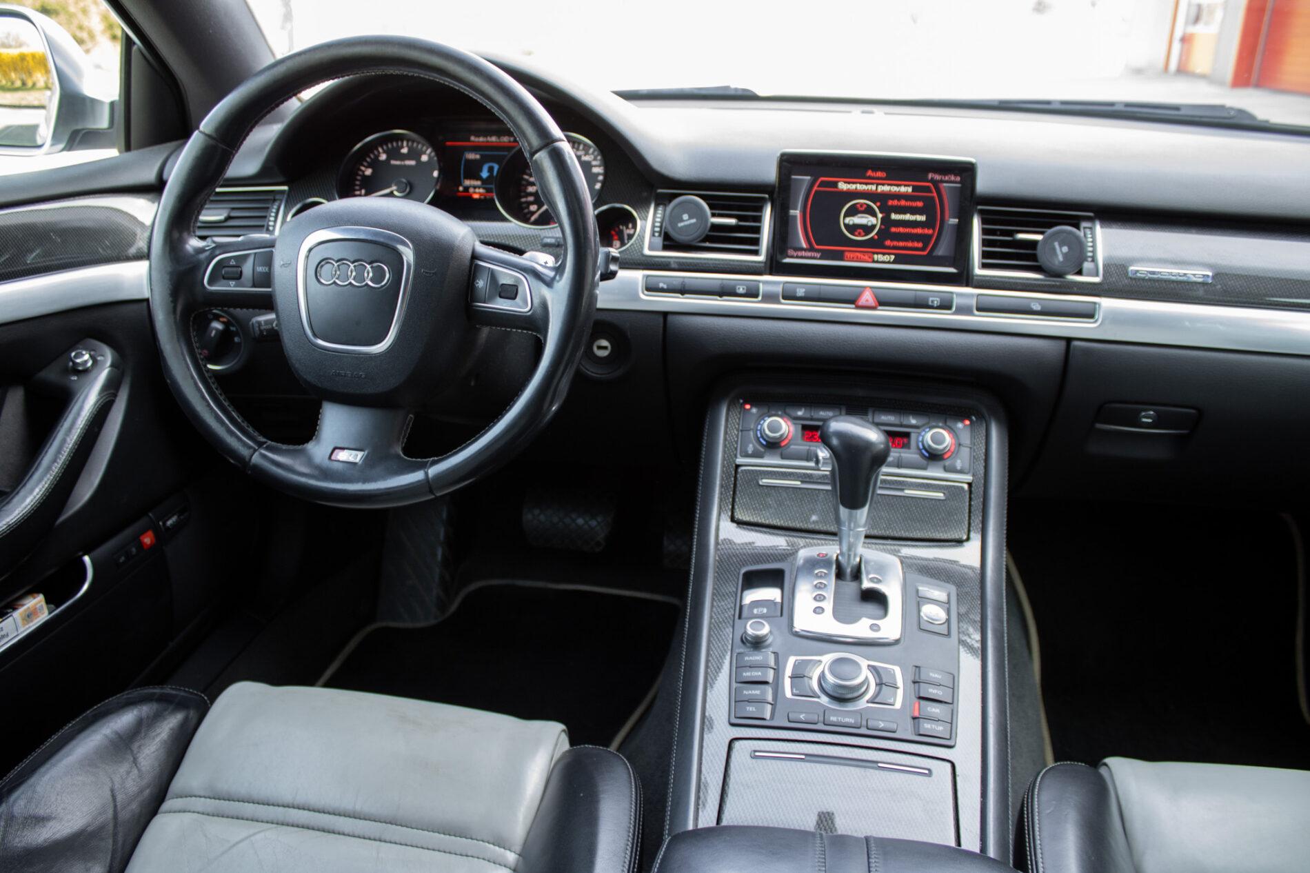 2008 AUDI S8, bílá sedan, 246 825 km