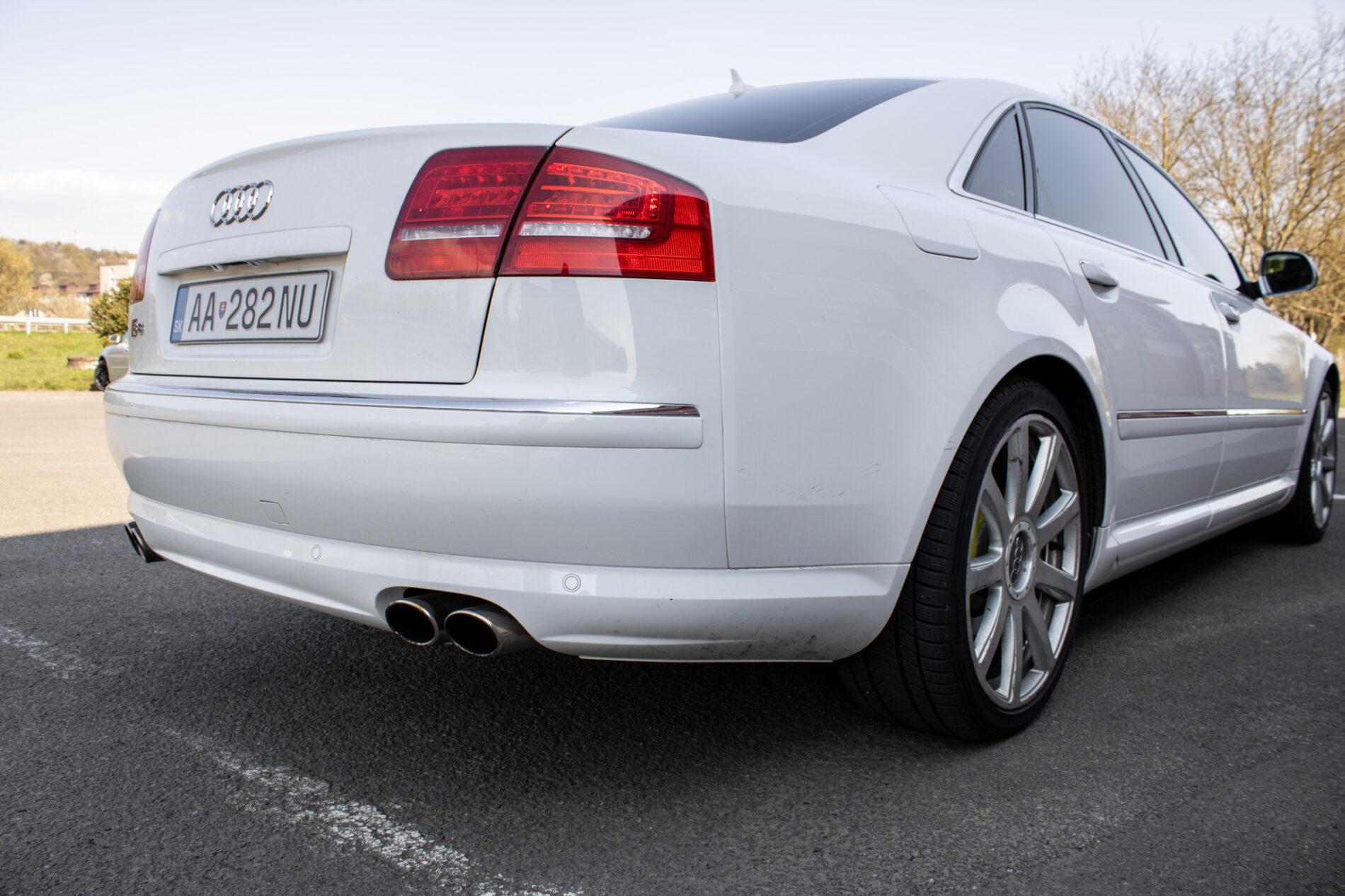 2008 AUDI S8, bílá sedan, 246 825 km