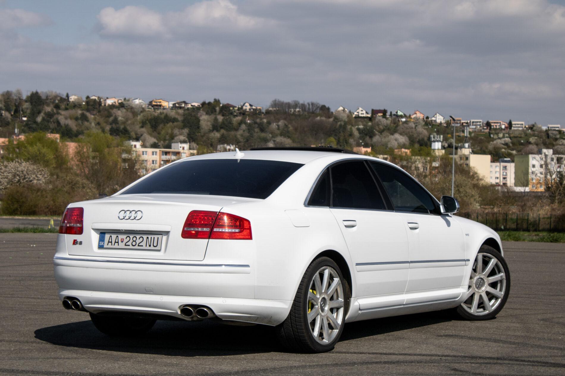 2008 AUDI S8, bílá sedan, 246 825 km