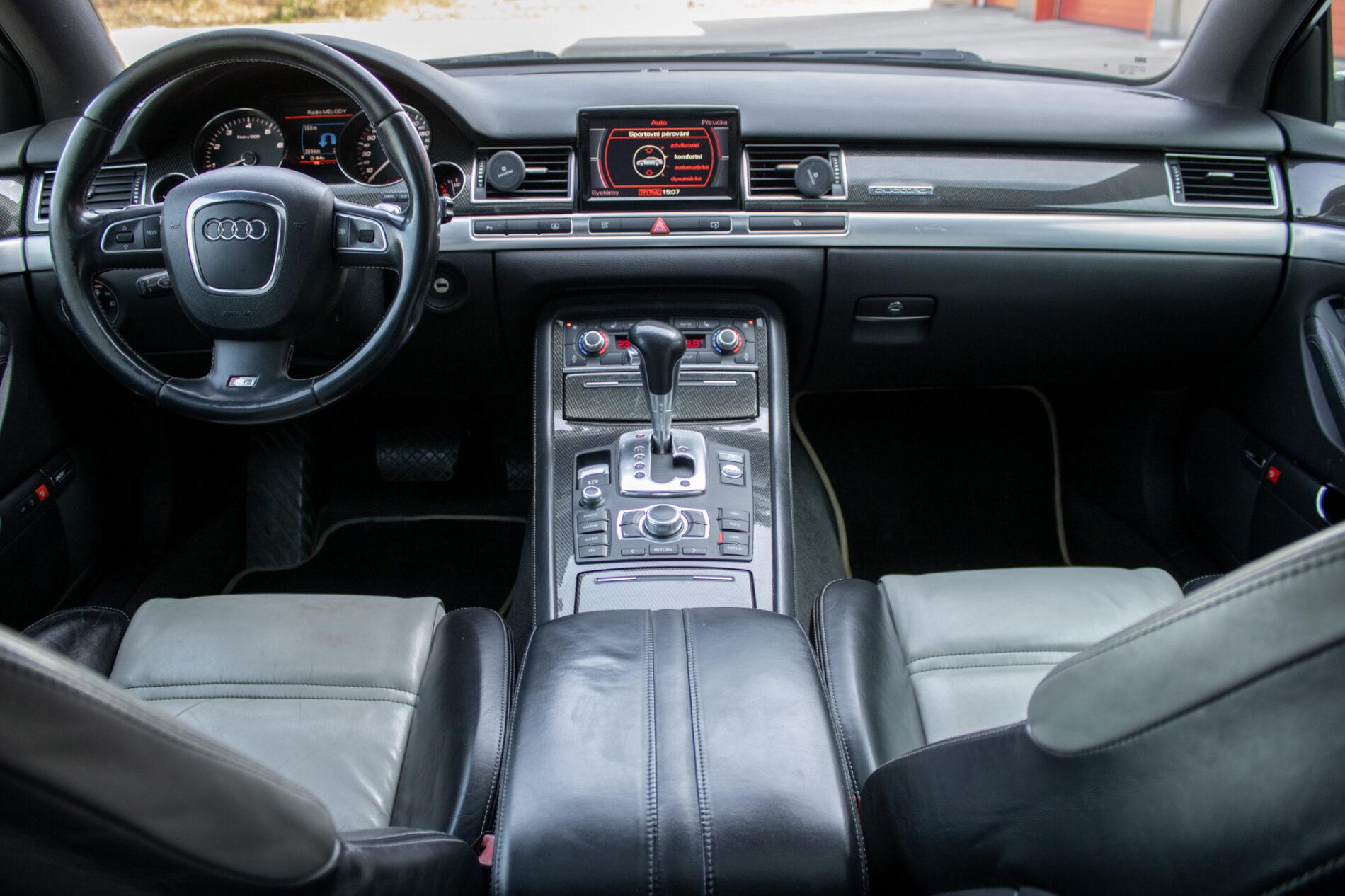 2008 AUDI S8, bílá sedan, 246 825 km