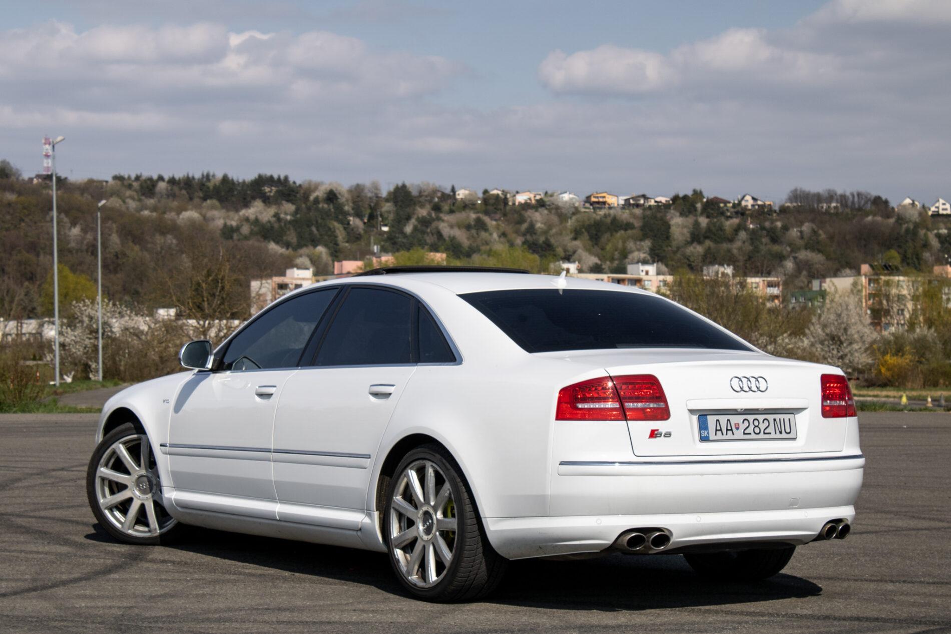 2008 AUDI S8, bílá sedan, 246 825 km