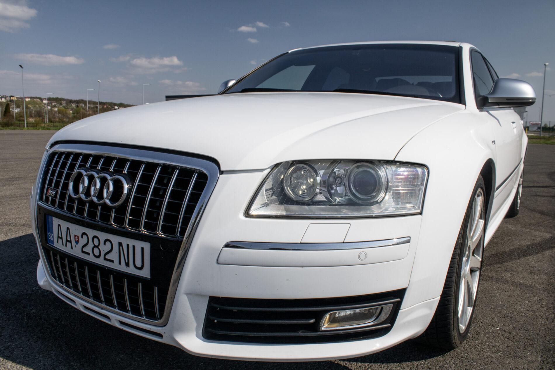 2008 AUDI S8, bílá sedan, 246 825 km