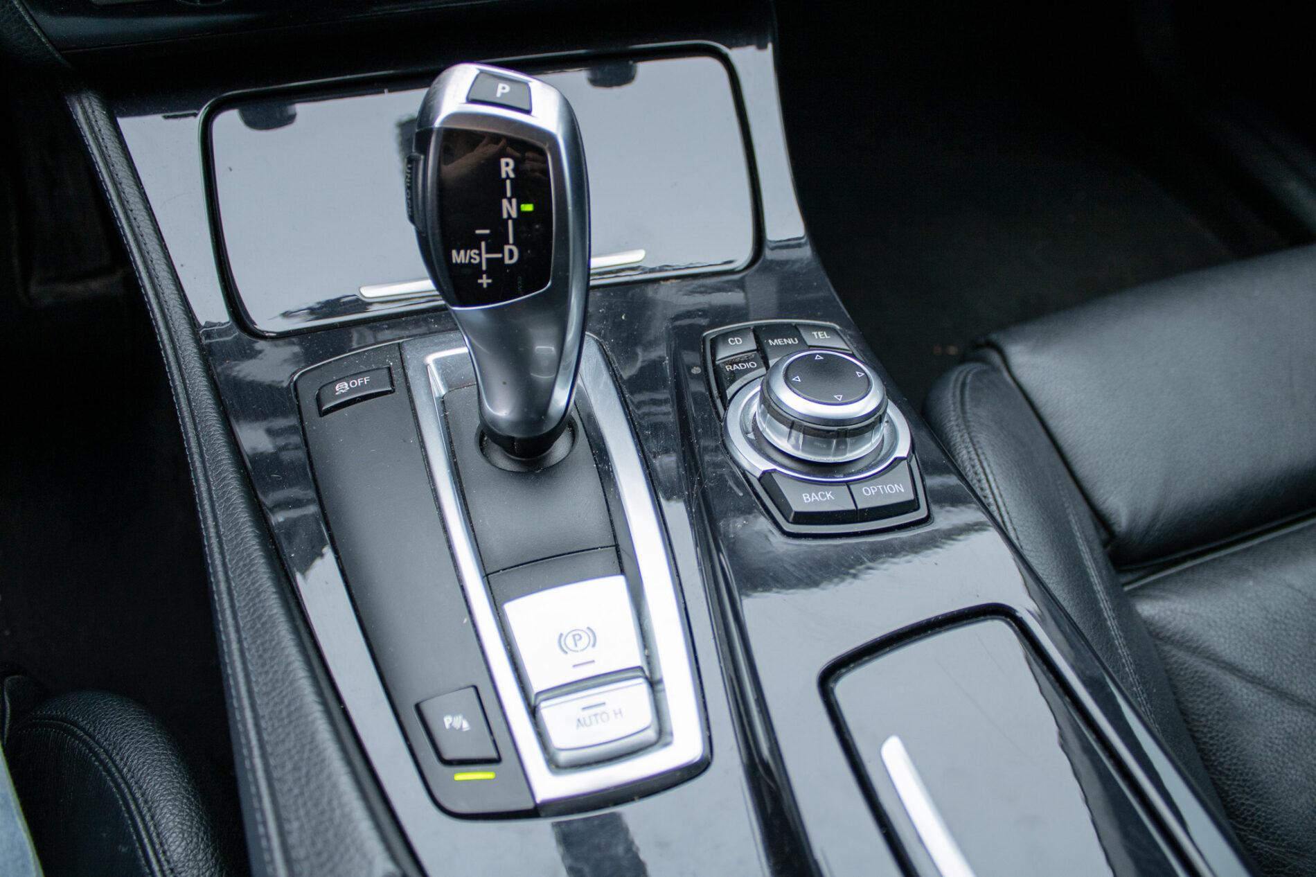 2012 BMW 530d, stříbrná kombi, 269 675 km