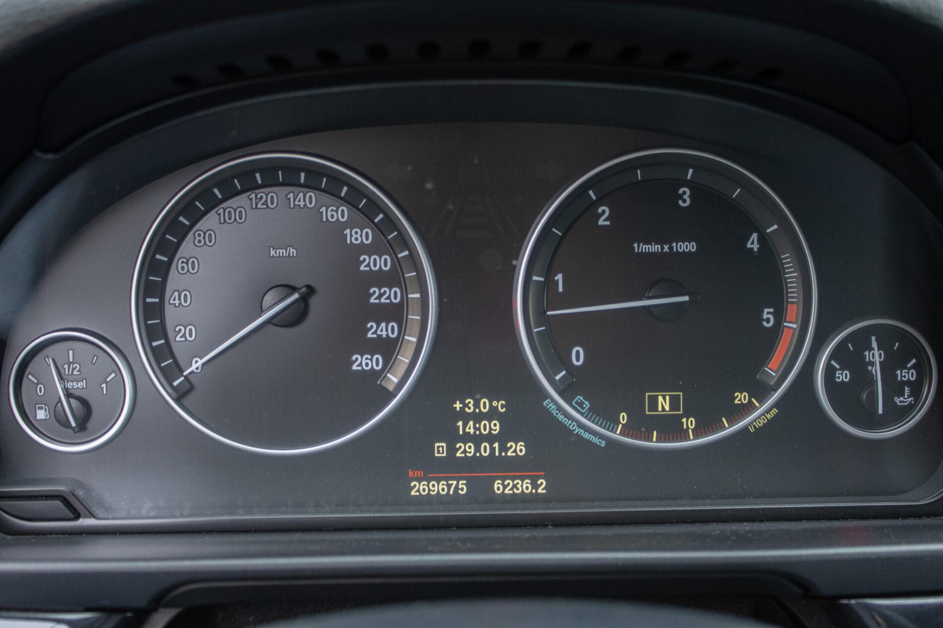 2012 BMW 530d, stříbrná kombi, 269 675 km