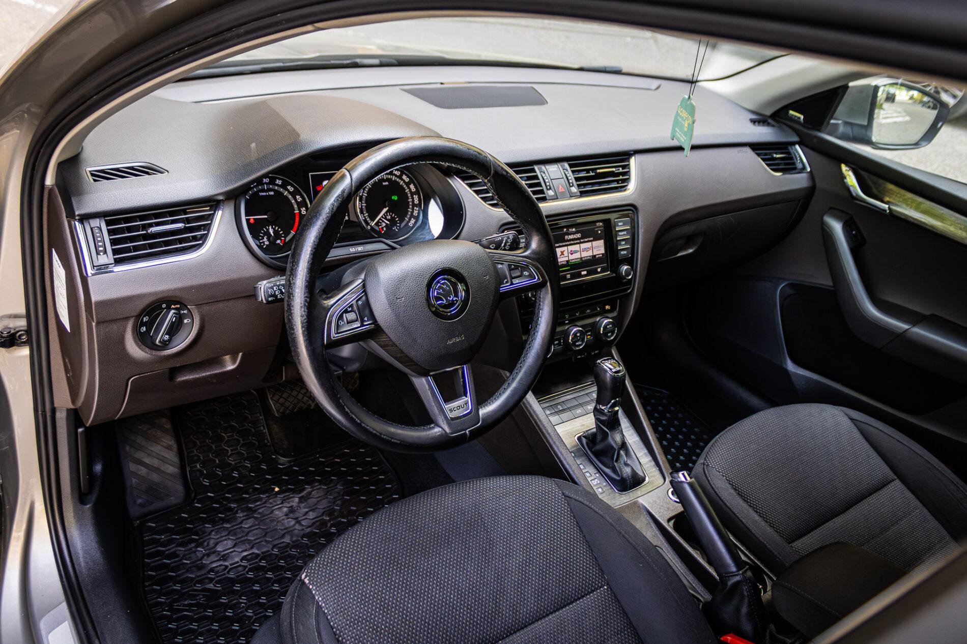 2016 Skoda Octavia RS, hnědá kombi, 228 663 km