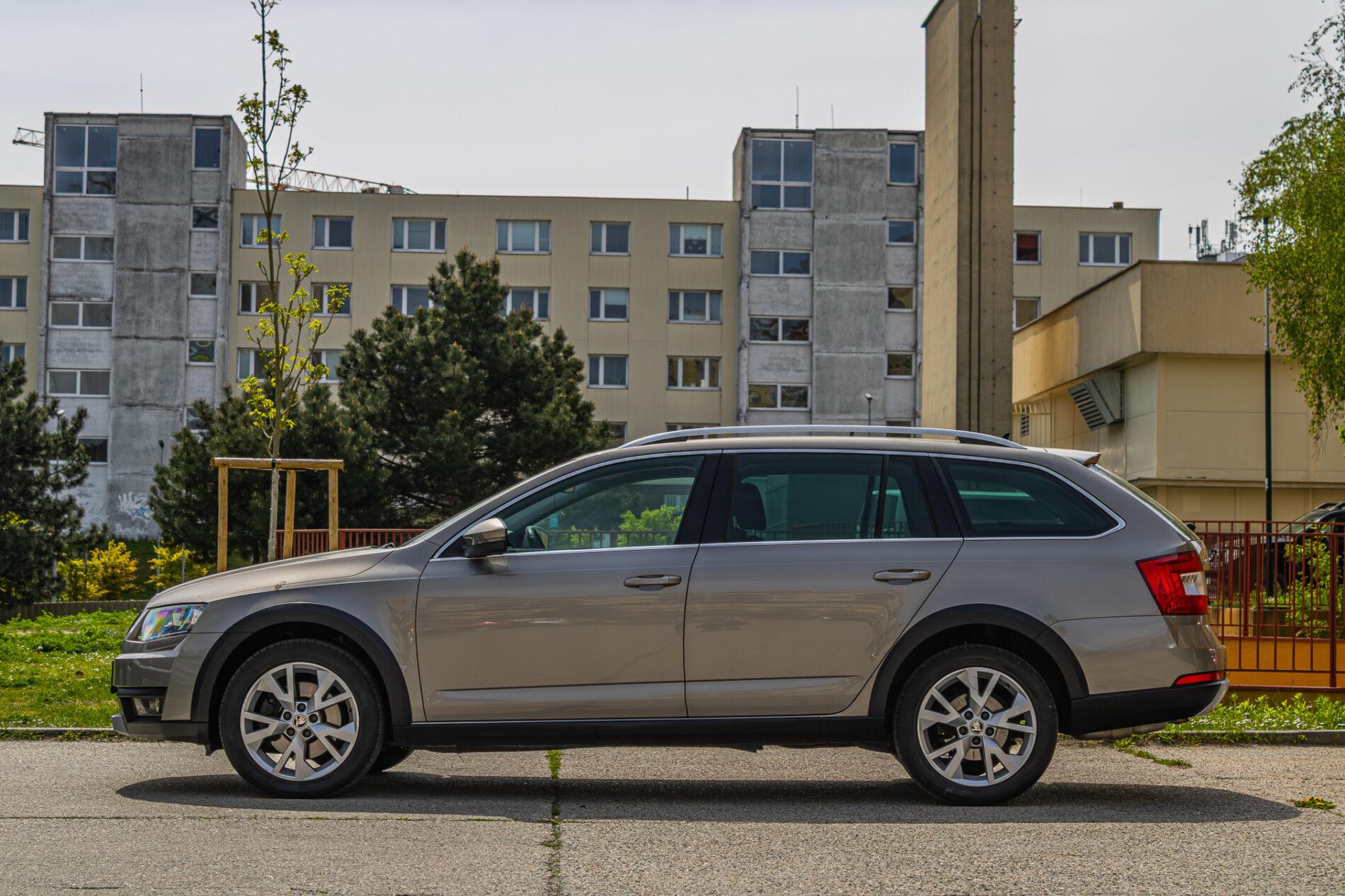 2016 Skoda Octavia RS, hnědá kombi, 228 663 km