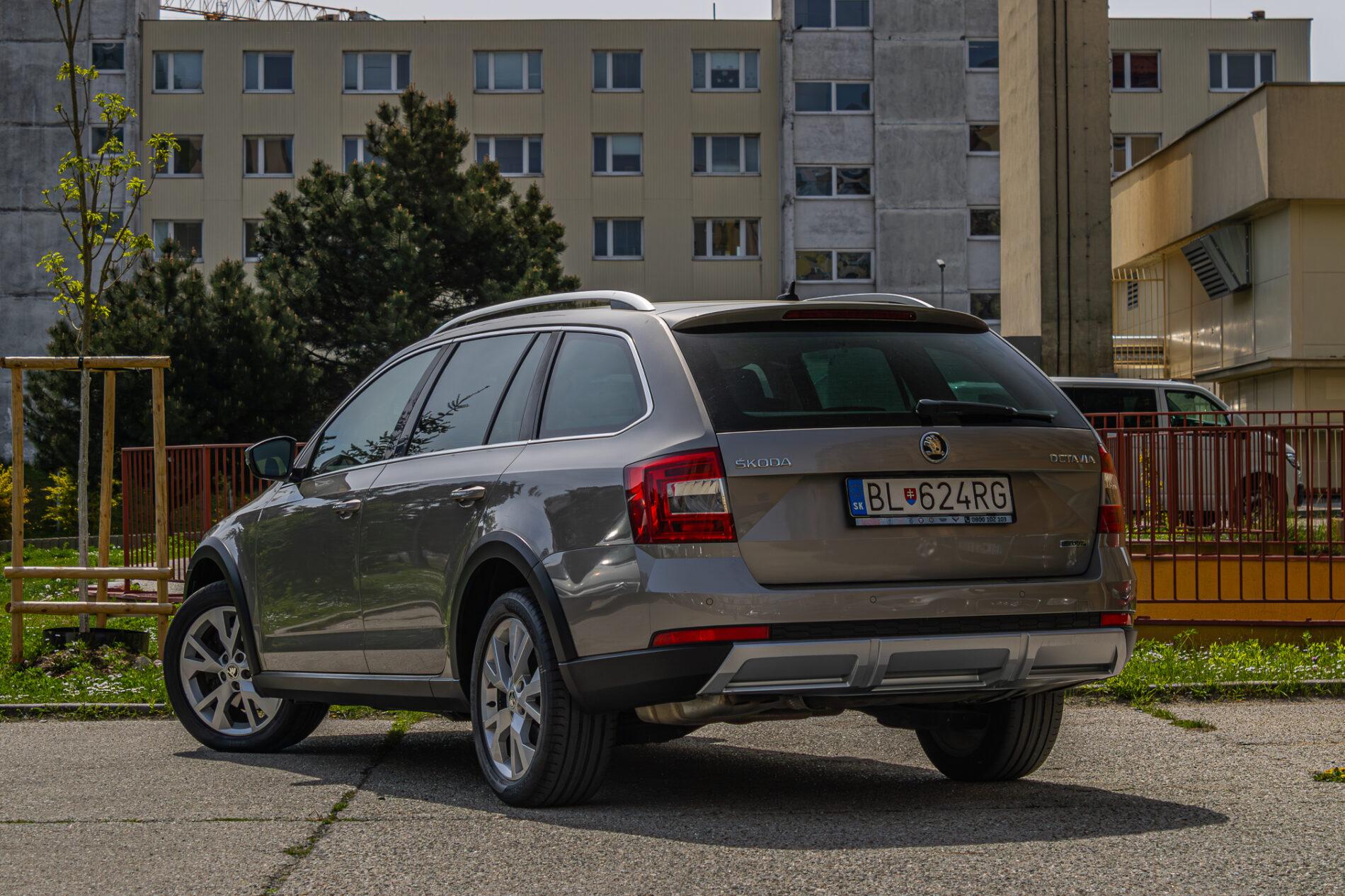 2016 Skoda Octavia RS, hnědá kombi, 228 663 km