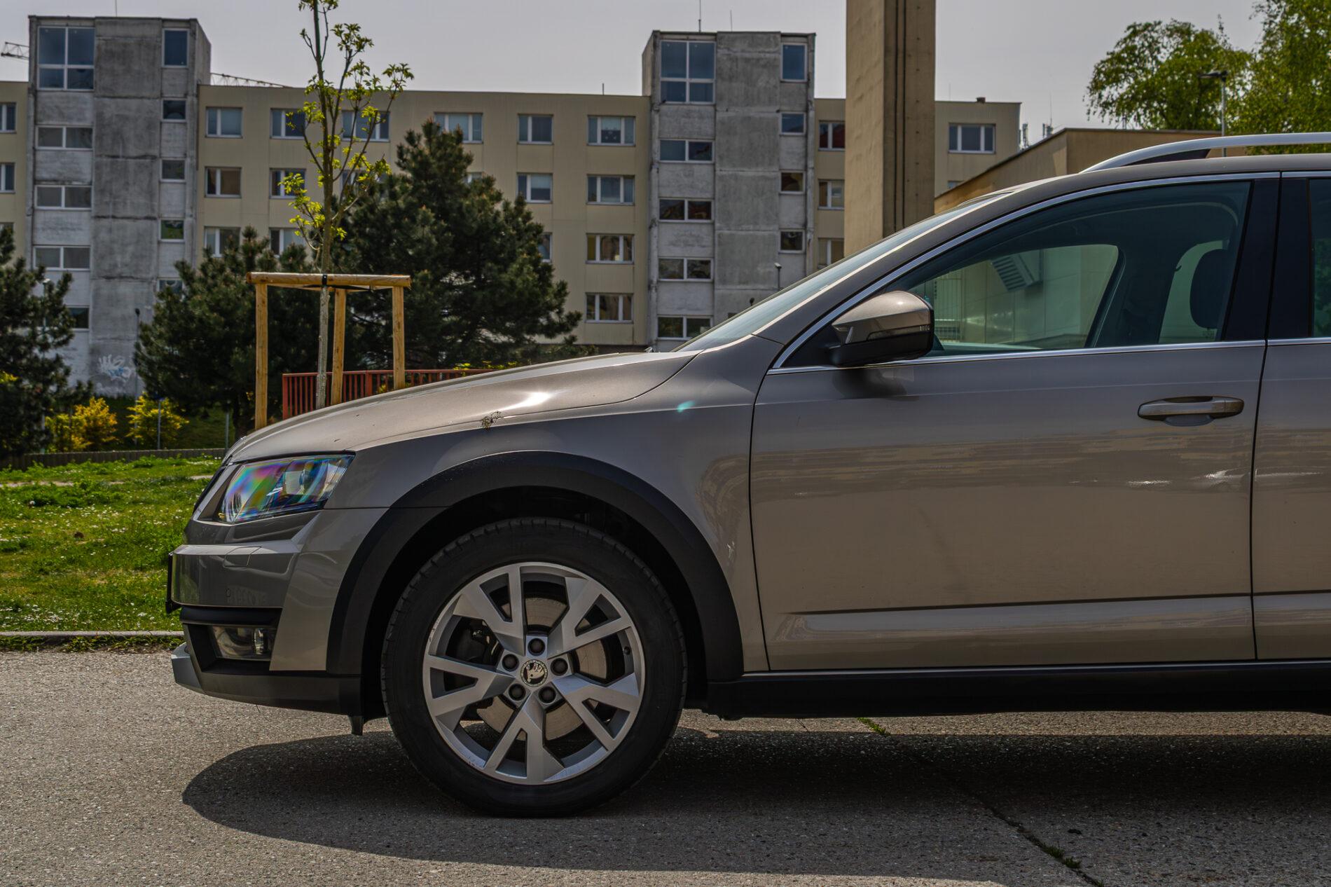 2016 Skoda Octavia RS, hnědá kombi, 228 663 km