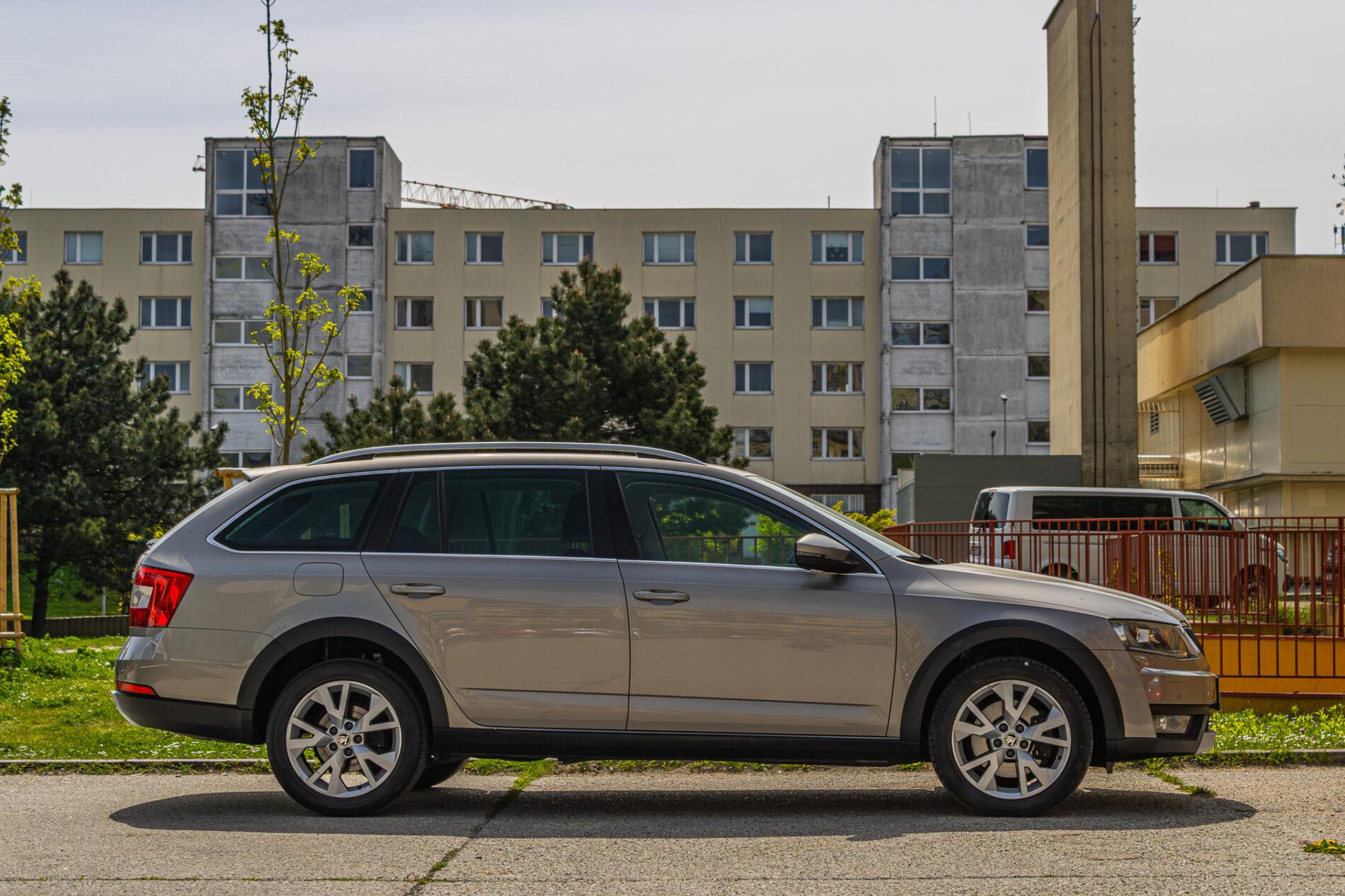 2016 Skoda Octavia RS, hnědá kombi, 228 663 km