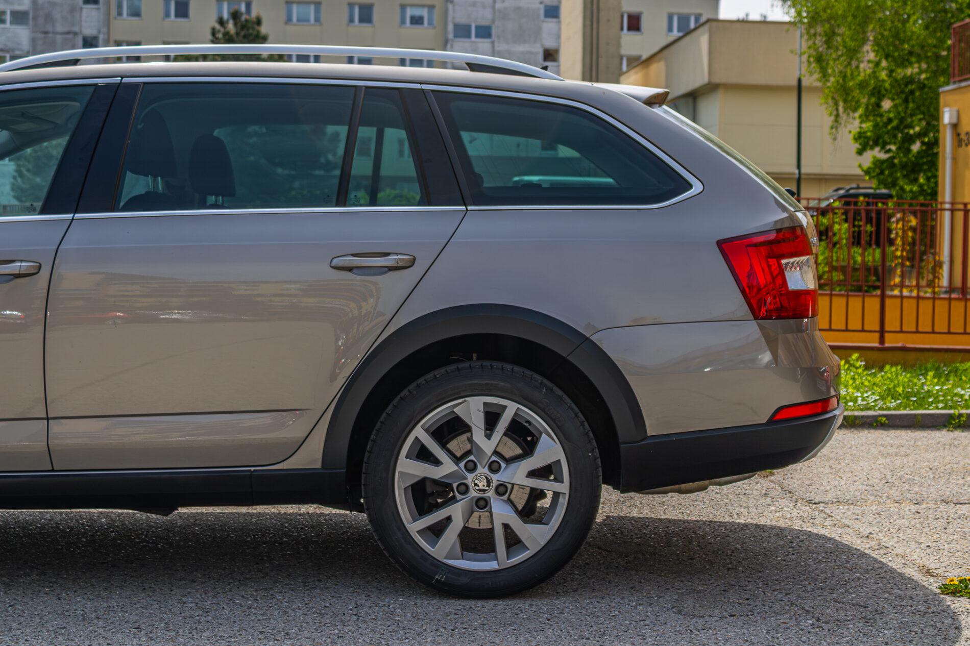 2016 Skoda Octavia RS, hnědá kombi, 228 663 km