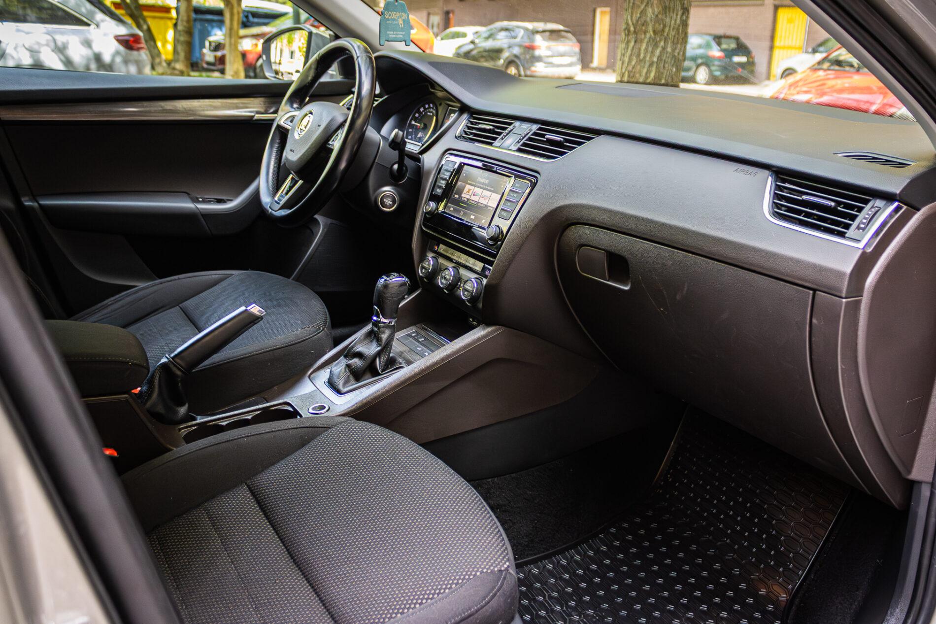 2016 Skoda Octavia RS, hnědá kombi, 228 663 km