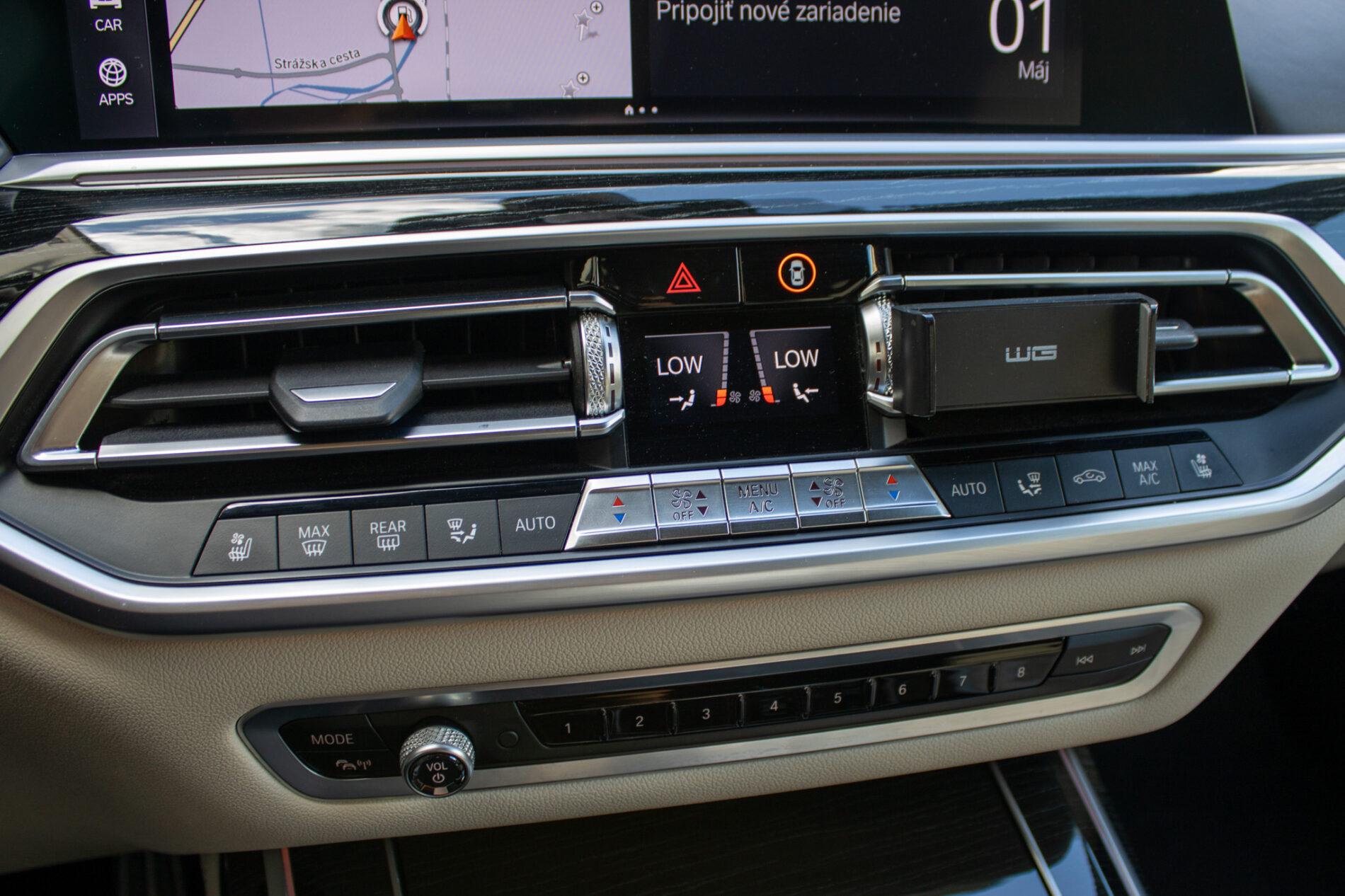 2021 BMW X7 M50i, modrá suv, 154 649 km