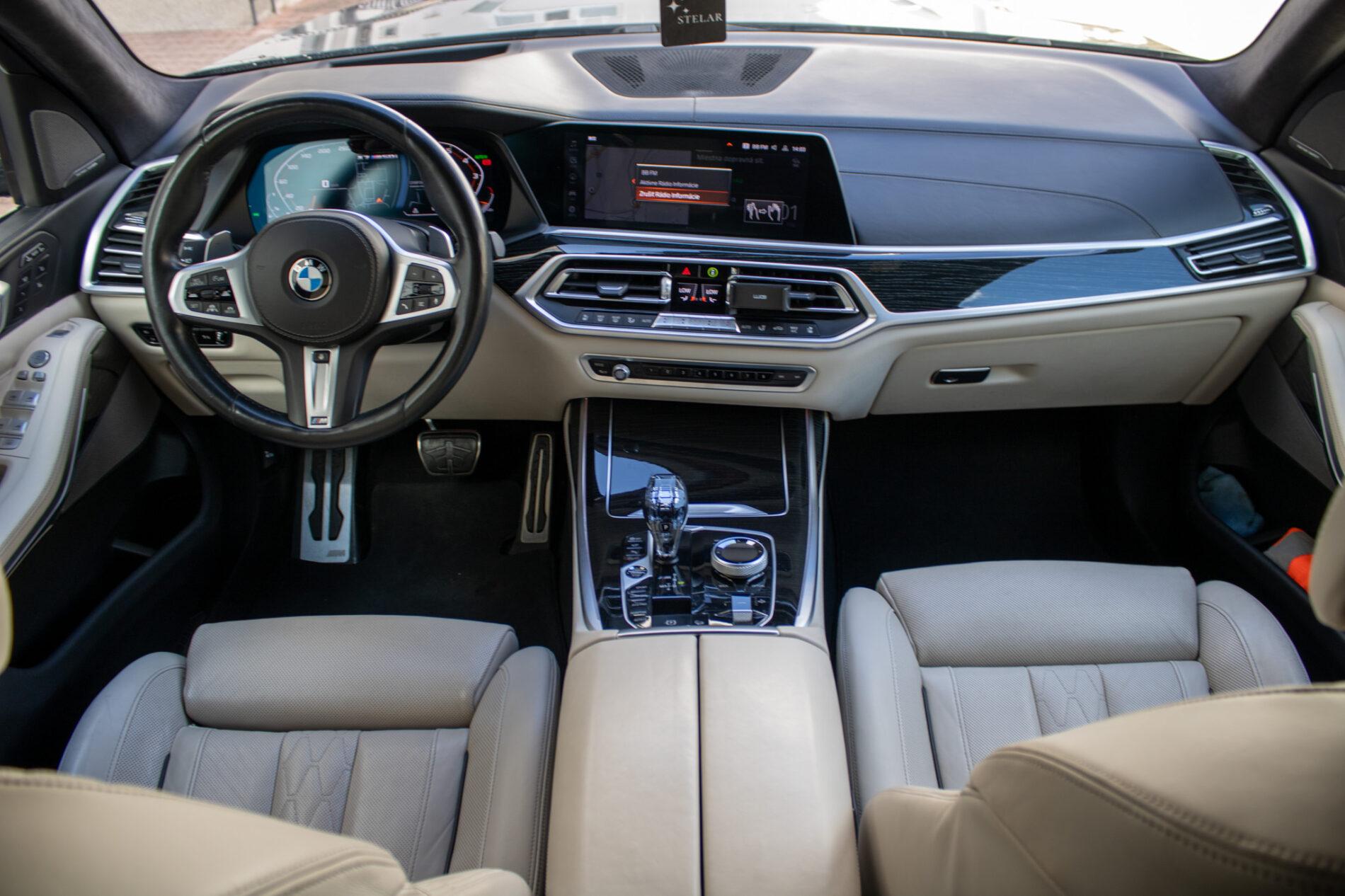 2021 BMW X7 M50i, modrá suv, 154 649 km