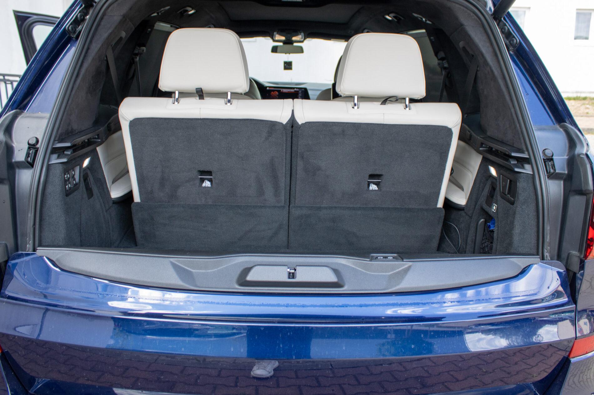 2021 BMW X7 M50i, modrá suv, 154 649 km