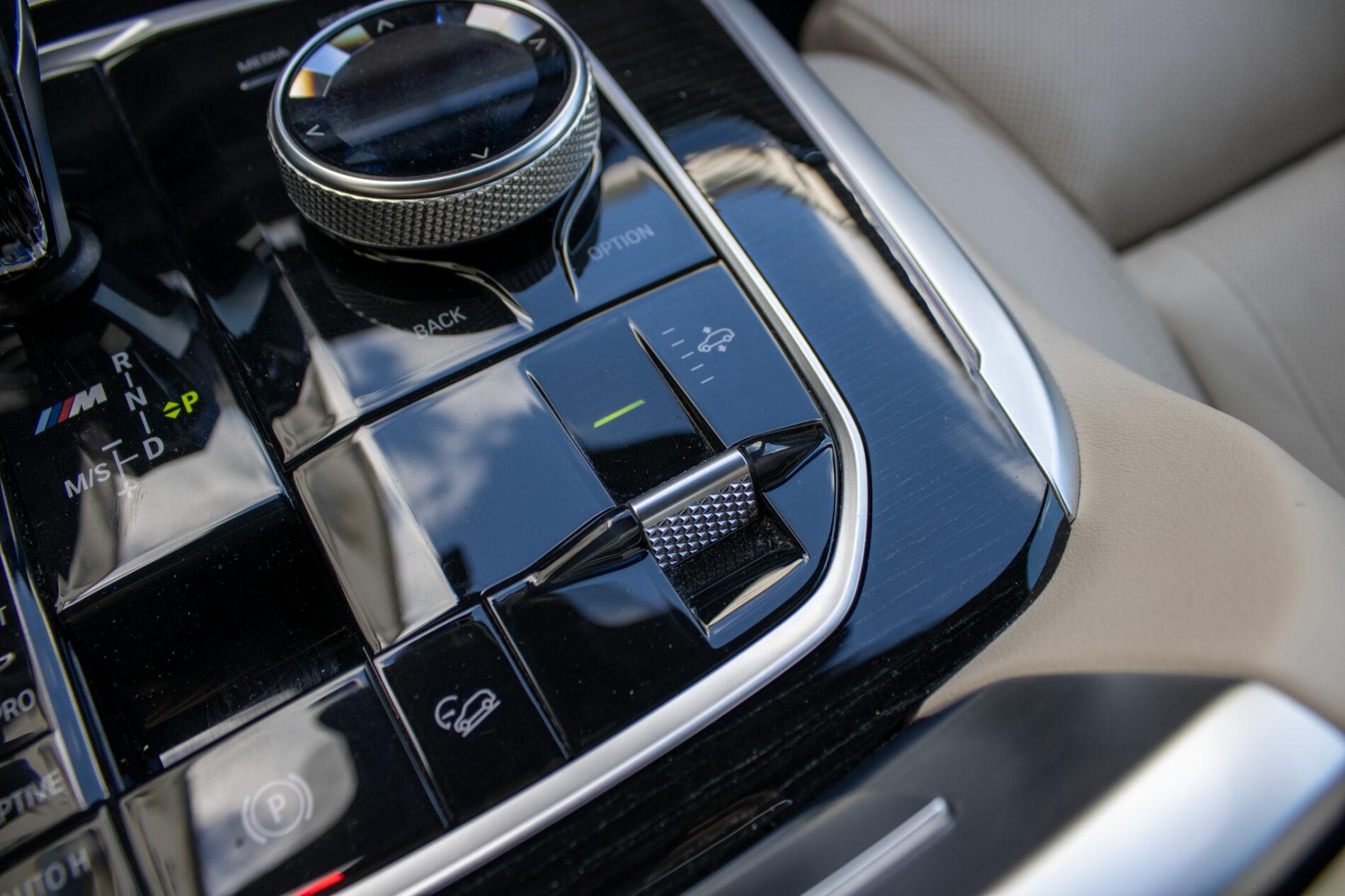 2021 BMW X7 M50i, modrá suv, 154 649 km