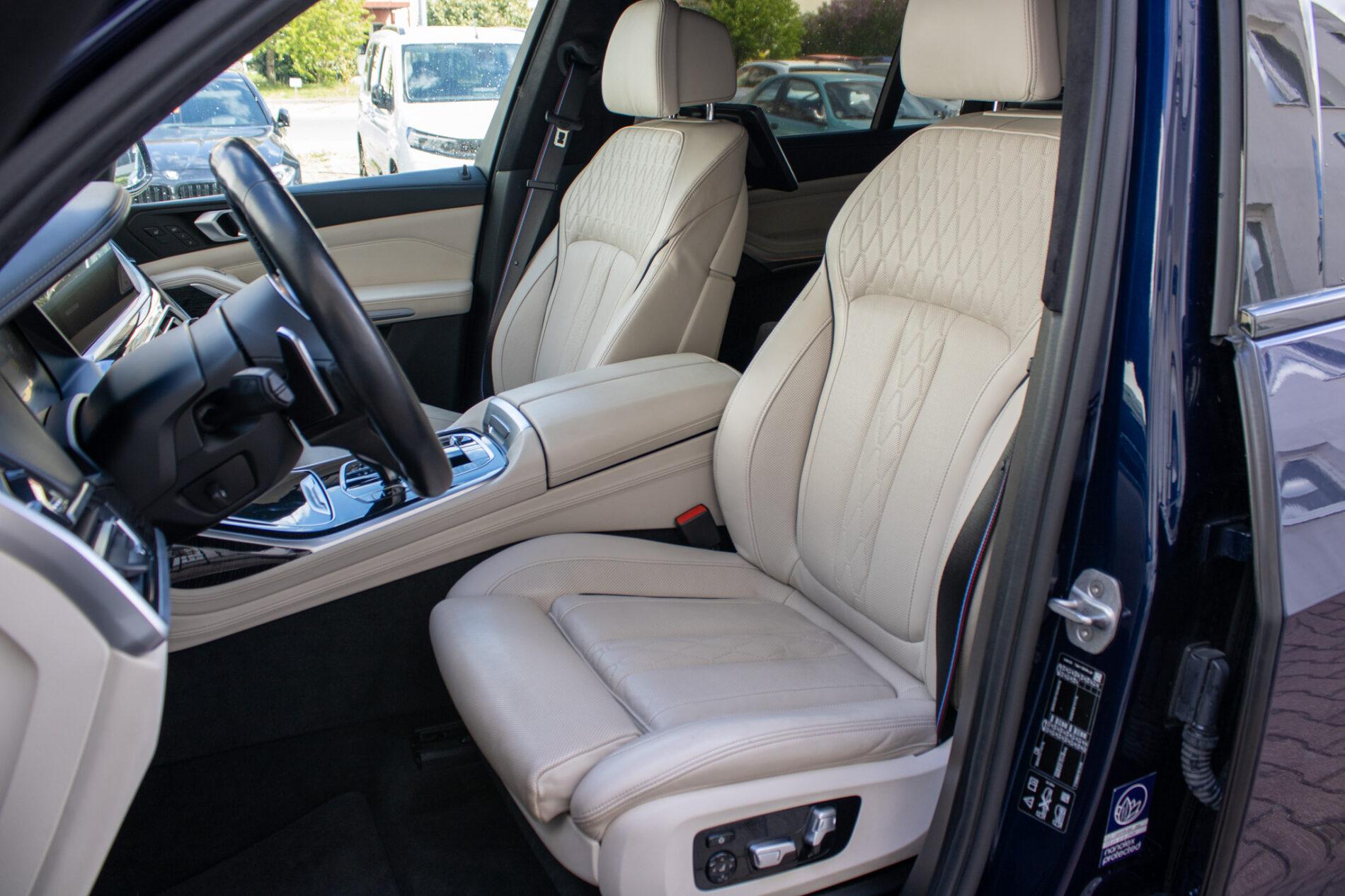 2021 BMW X7 M50i, modrá suv, 154 649 km