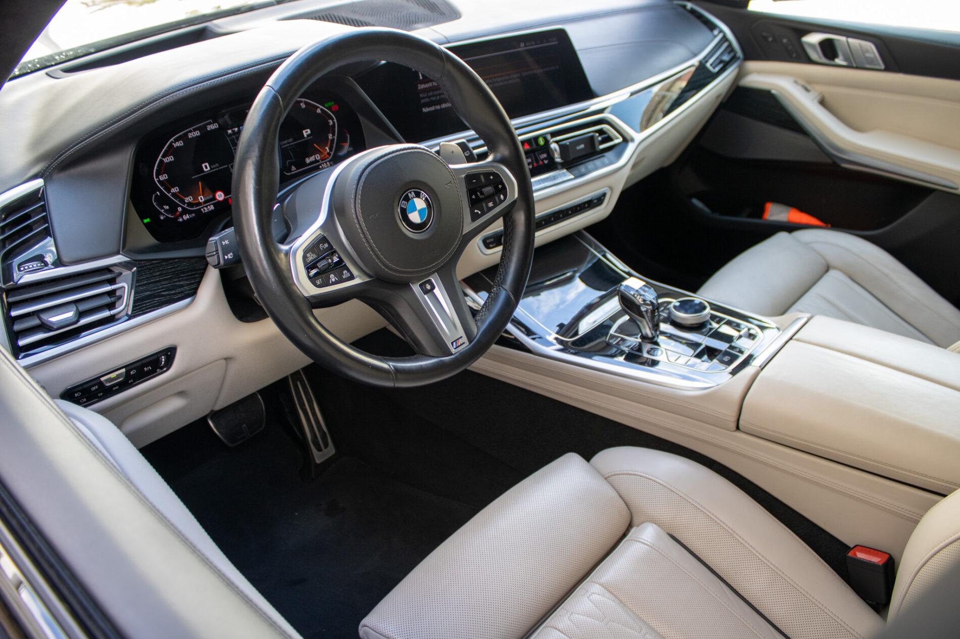 2021 BMW X7 M50i, modrá suv, 154 649 km