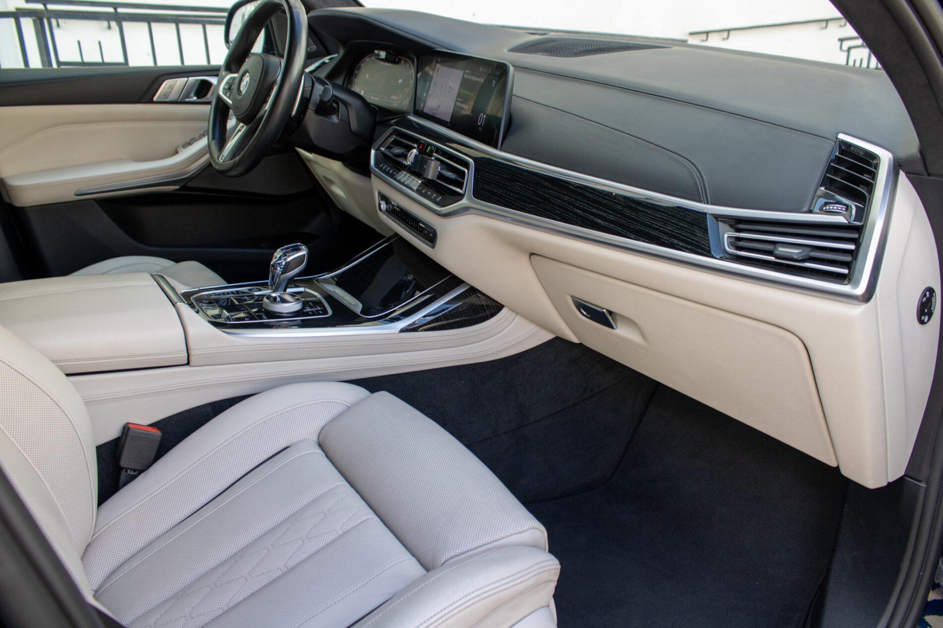 2021 BMW X7 M50i, modrá suv, 154 649 km