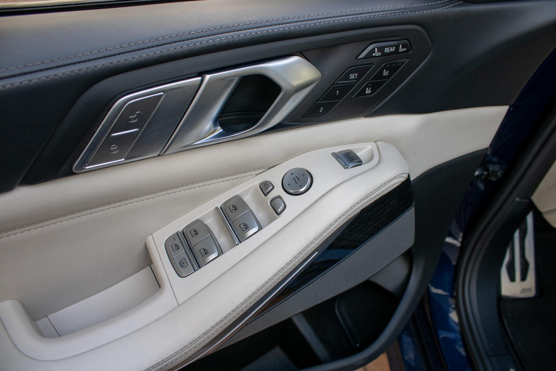 2021 BMW X7 M50i, modrá suv, 154 649 km