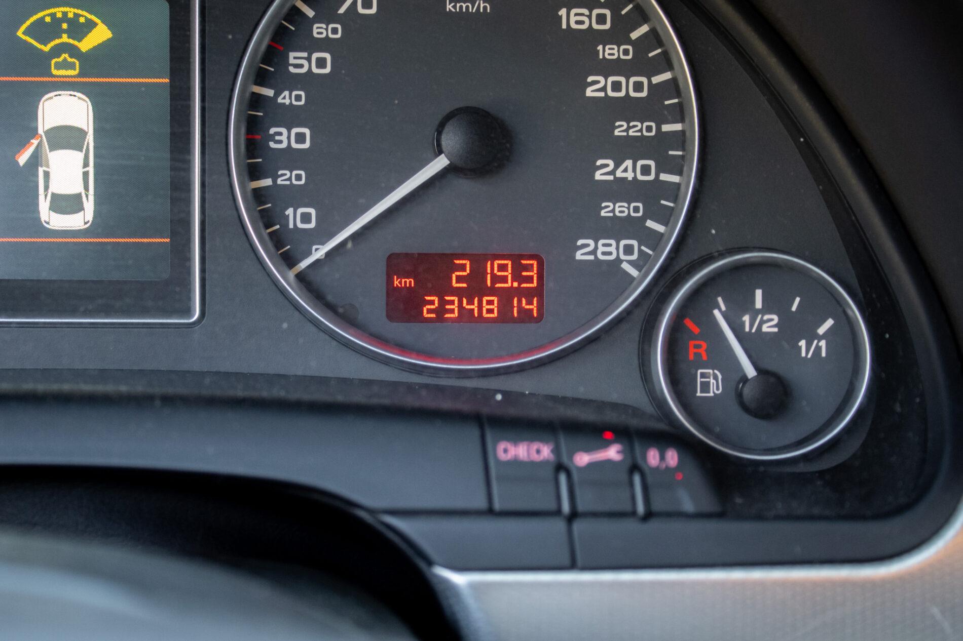 2004 AUDI S4, šedá kombi, 234 814 km