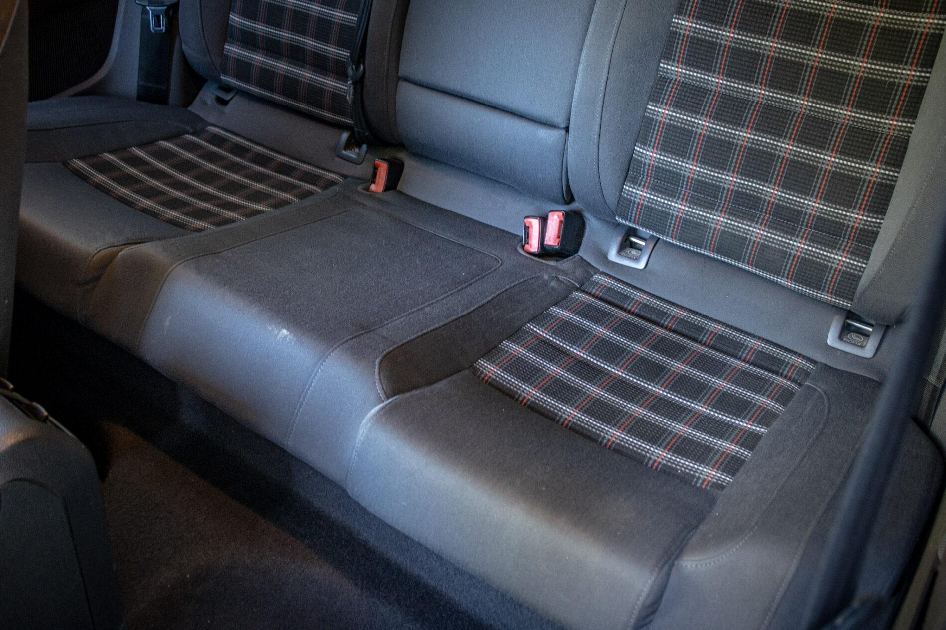 2005 Volkswagen Golf GTI, fialová hatchback, 262 667 km
