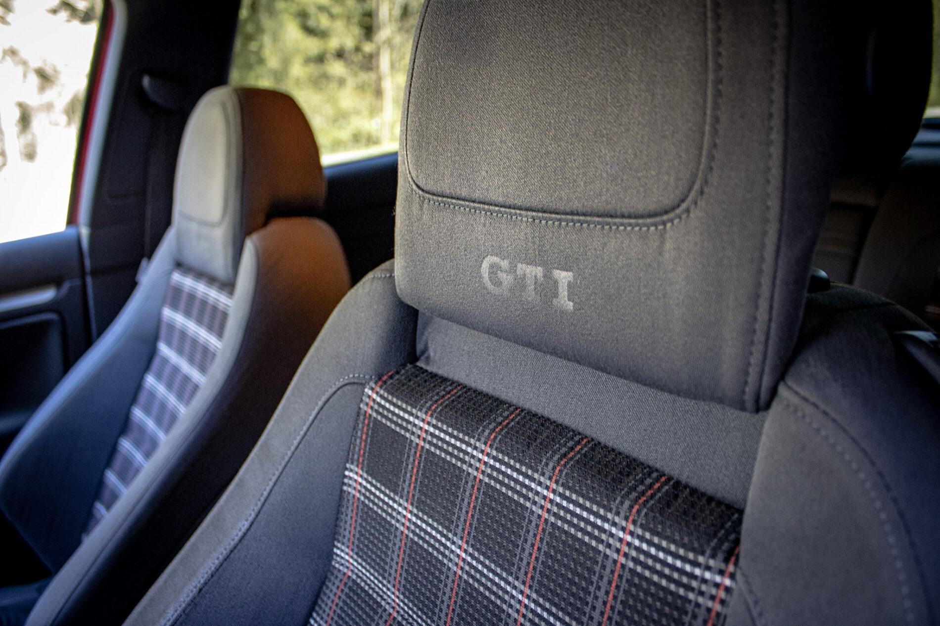 2005 Volkswagen Golf GTI, fialová hatchback, 262 667 km