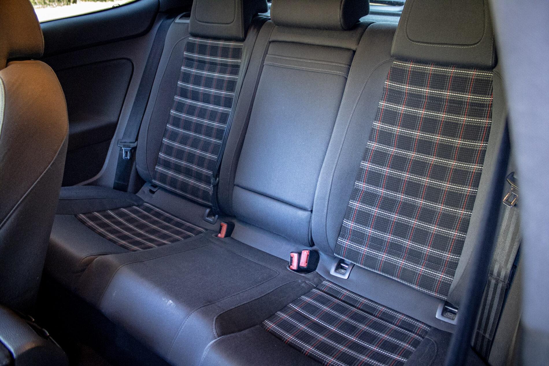 2005 Volkswagen Golf GTI, fialová hatchback, 262 667 km
