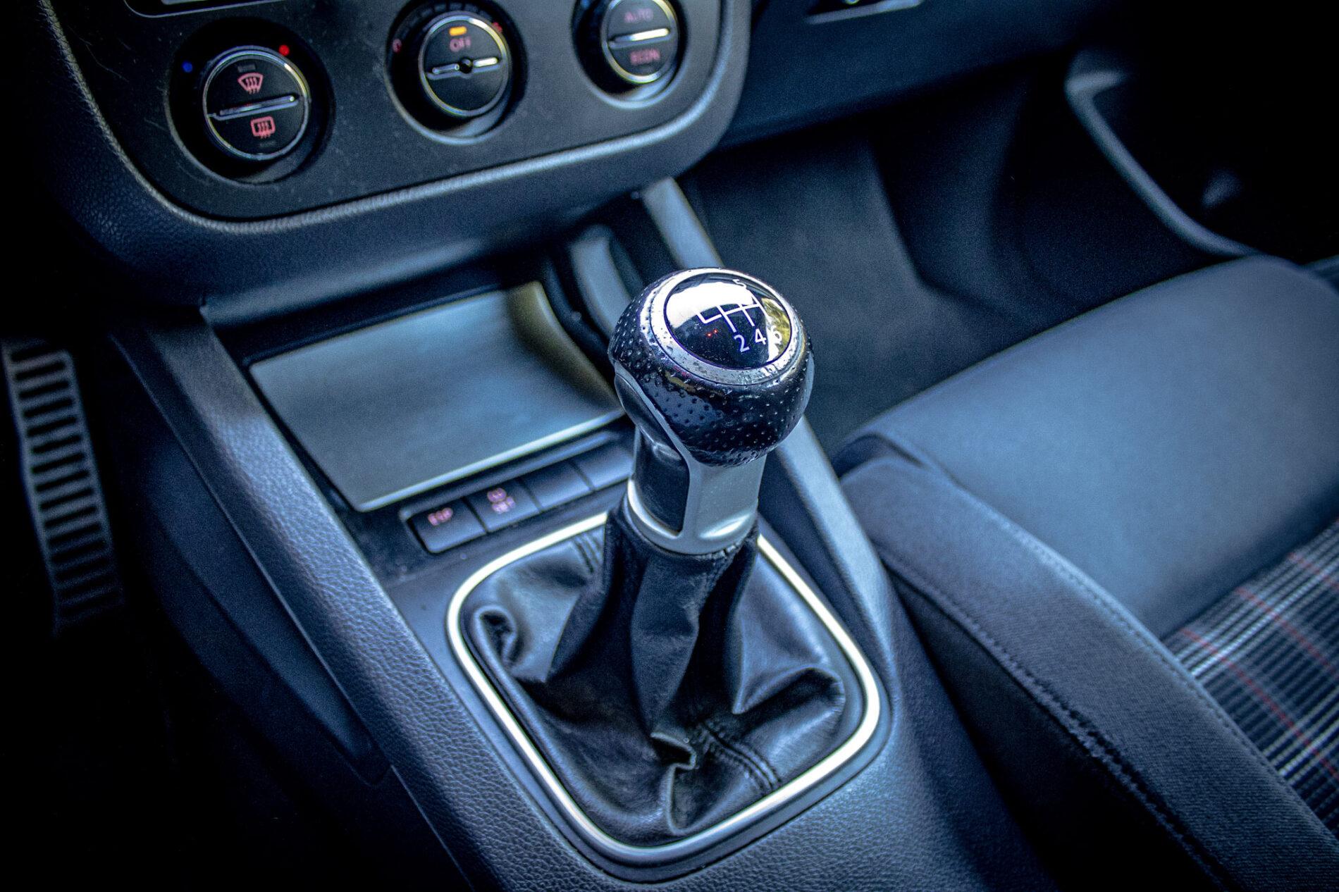 2005 Volkswagen Golf GTI, fialová hatchback, 262 667 km