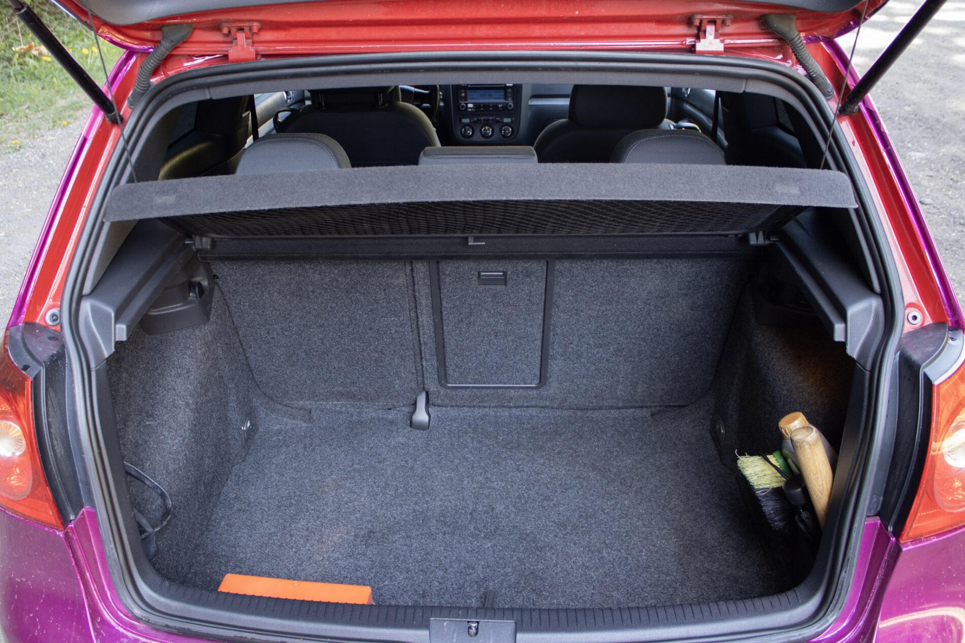 2005 Volkswagen Golf GTI, fialová hatchback, 262 667 km