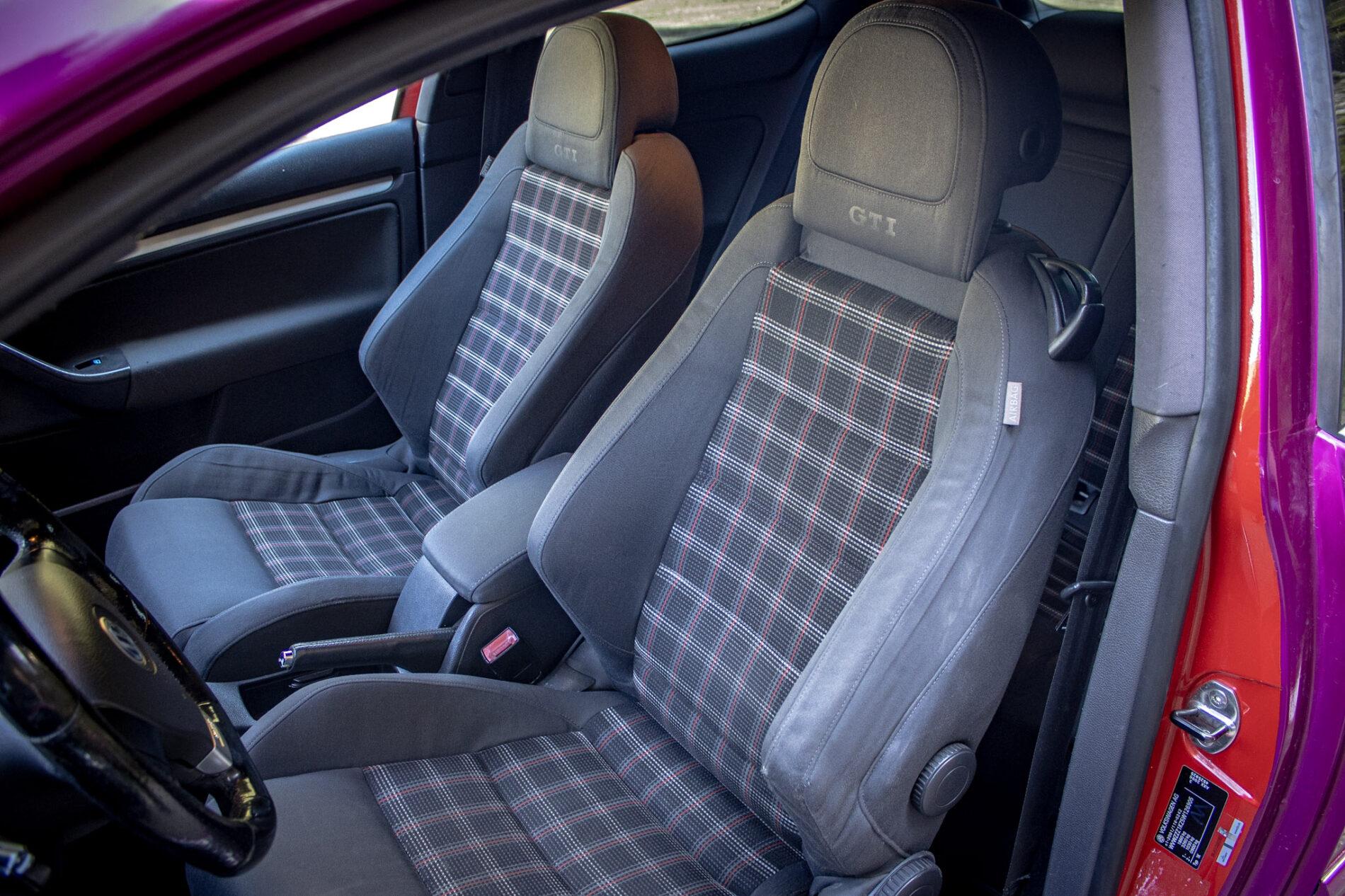 2005 Volkswagen Golf GTI, fialová hatchback, 262 667 km