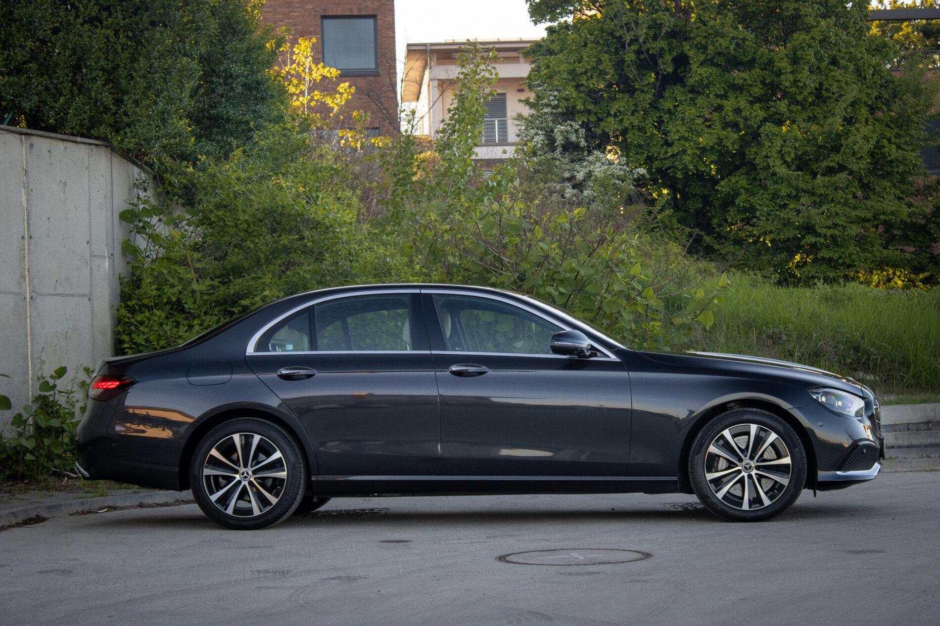 2021 Mercedes-Benz E 300, šedá sedan, 55 936 km