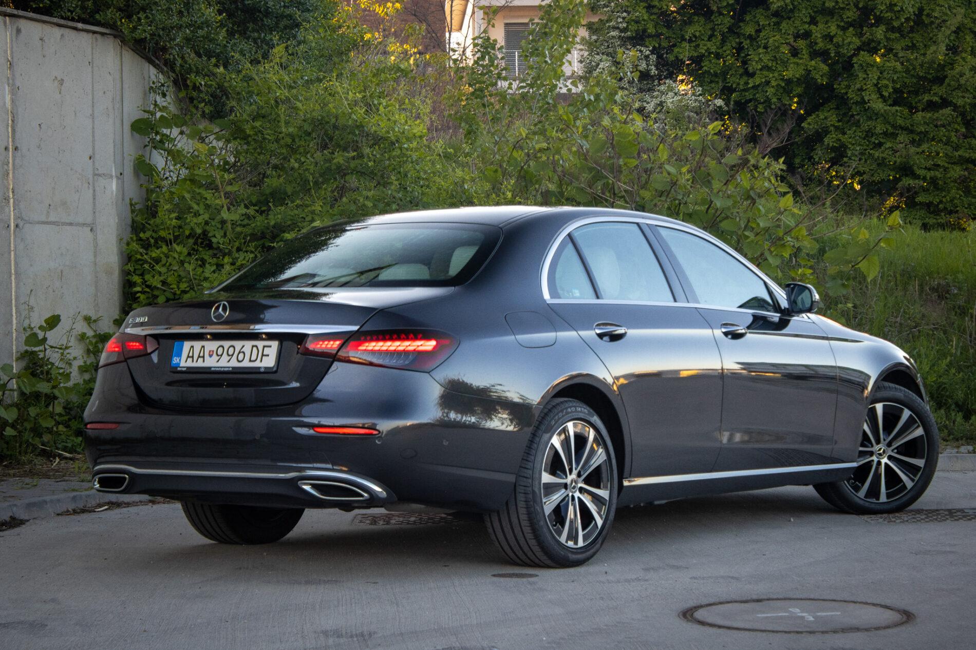 2021 Mercedes-Benz E 300, šedá sedan, 55 936 km