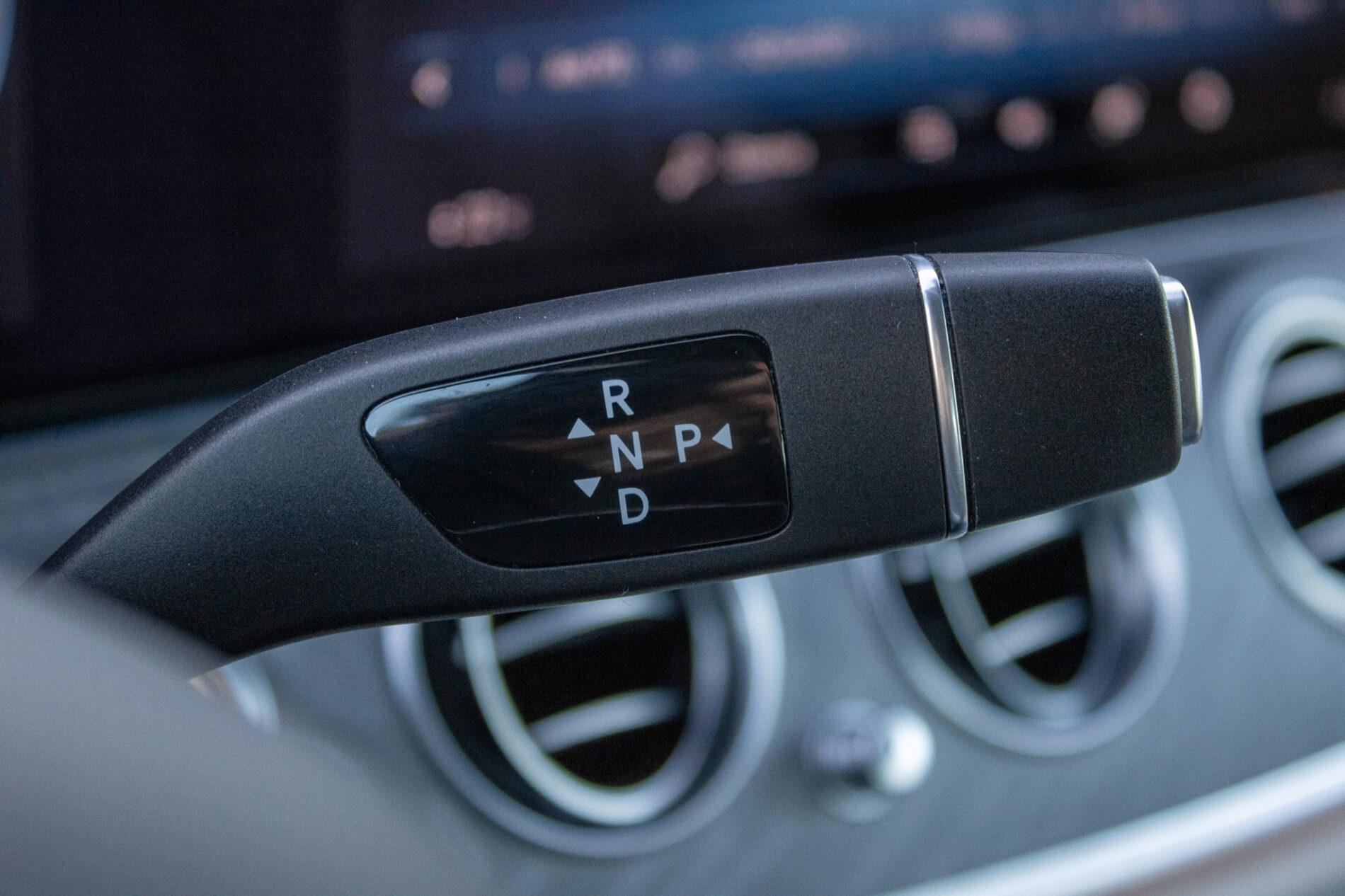2021 Mercedes-Benz E 300, šedá sedan, 55 936 km