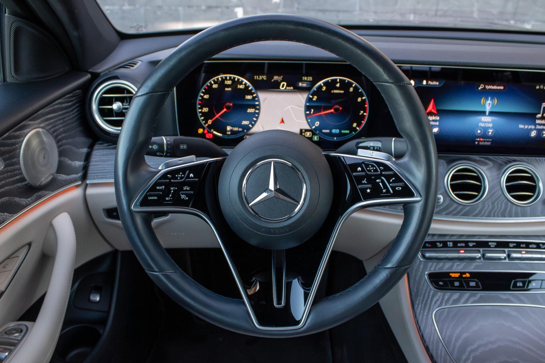 2021 Mercedes-Benz E 300, šedá sedan, 55 936 km